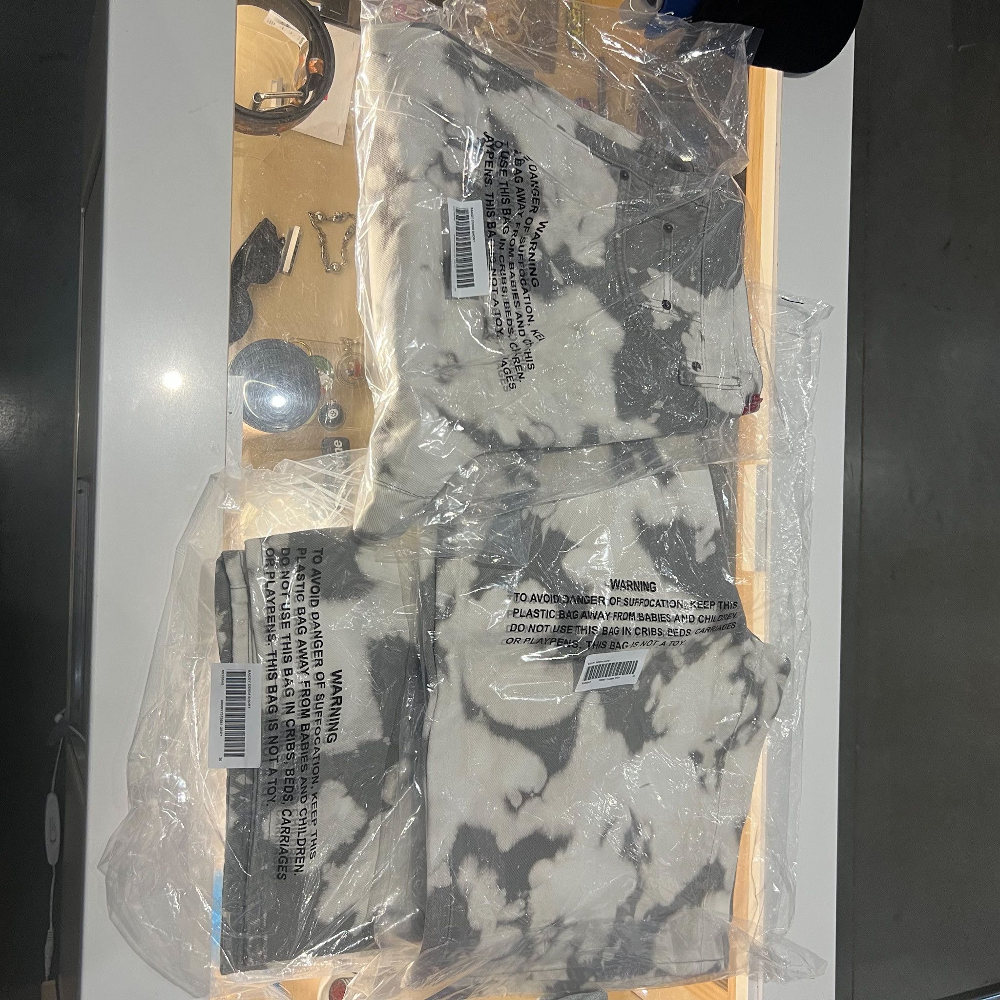 Size 30 • Supreme Baggy Denim Short Bleached