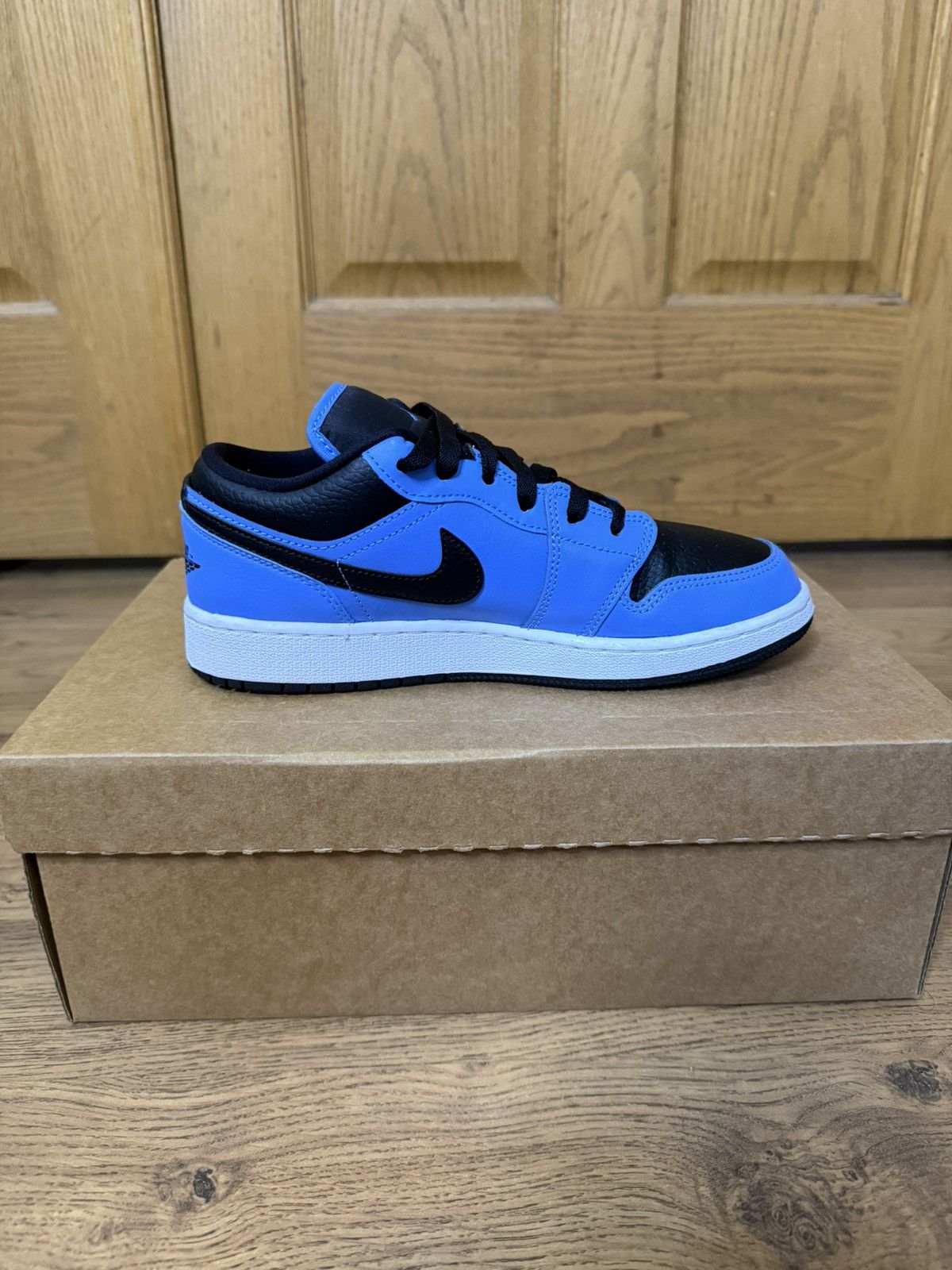 Jordan Brand Air Jordan 1 low SE “University blue” Size 6y Size US 6 / EU 39 - 3 Thumbnail