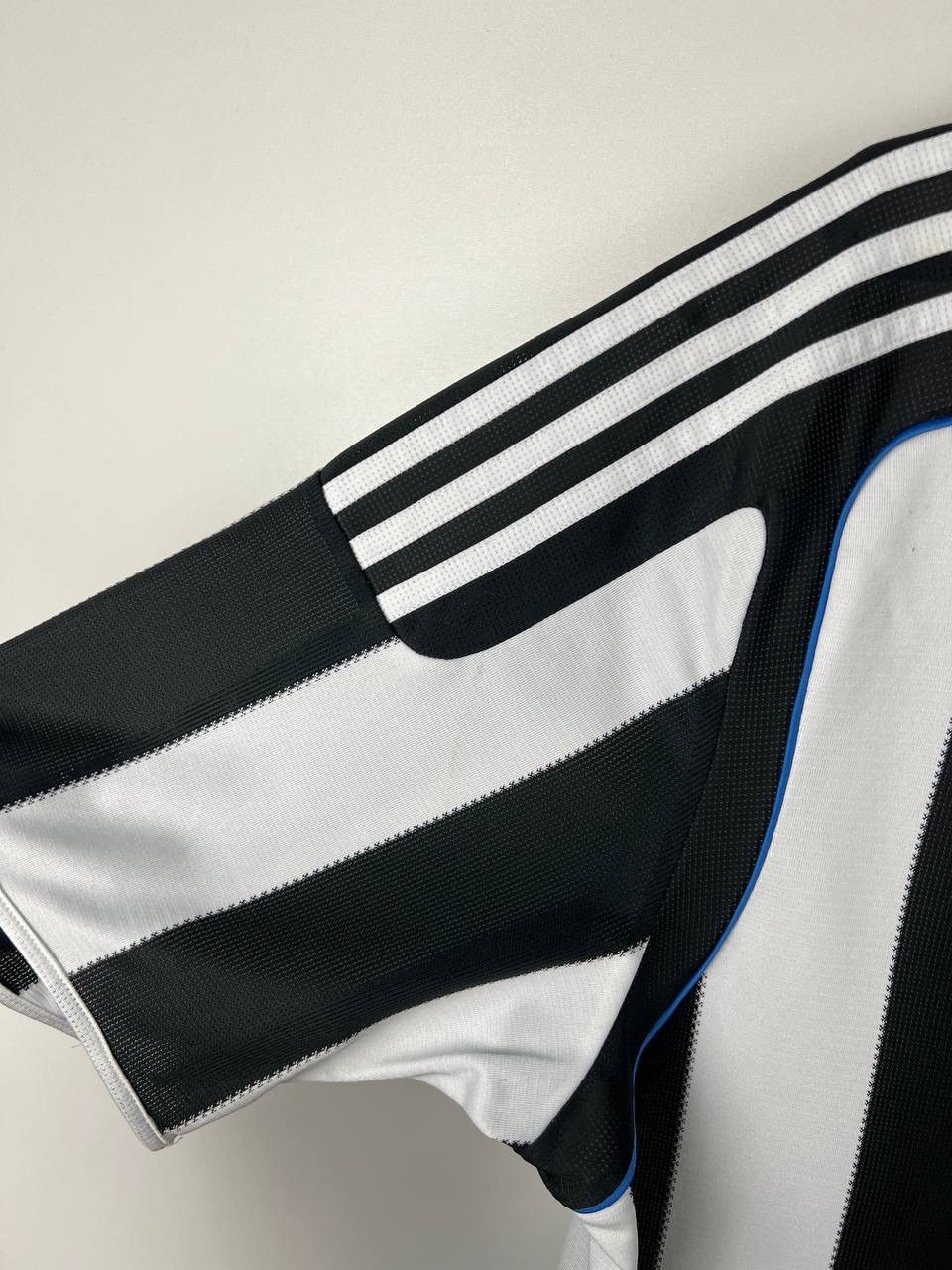 Vintage New Castle Adidas 2009 jersey t-shirts size L Size US L / EU 52-54 / 3 - 7 Thumbnail