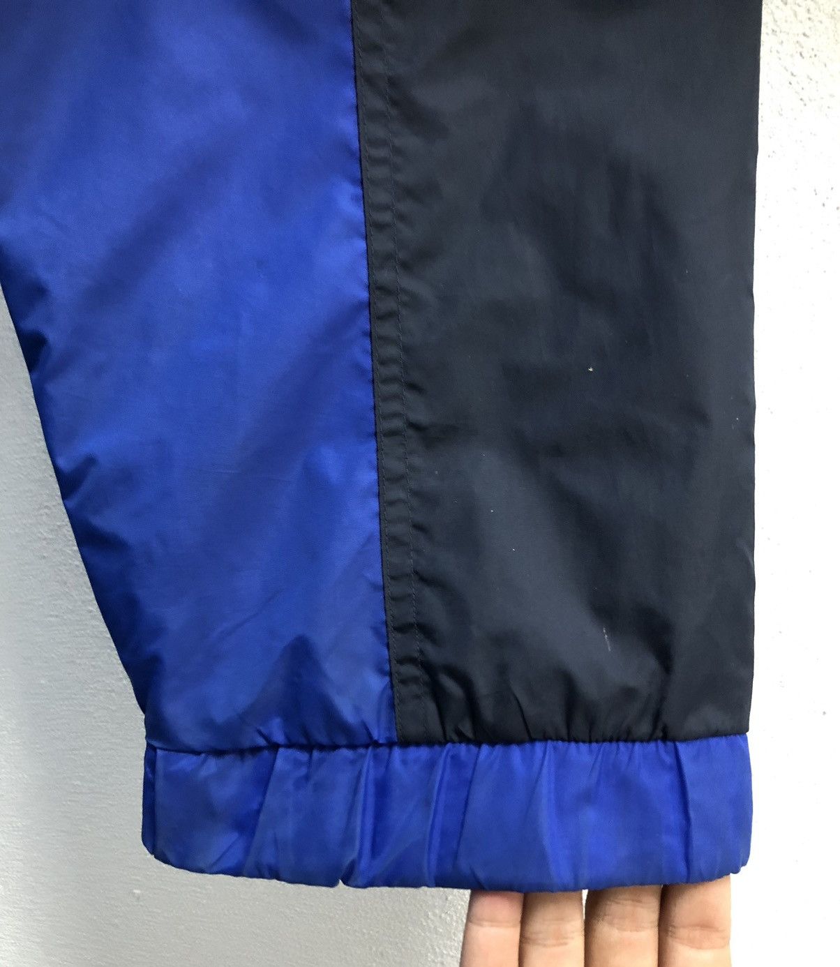 Vintage Vintage Bear USA Windbreaker Jacket Medium Blue Black Nylon Size US M / EU 48-50 / 2 - 14 Thumbnail