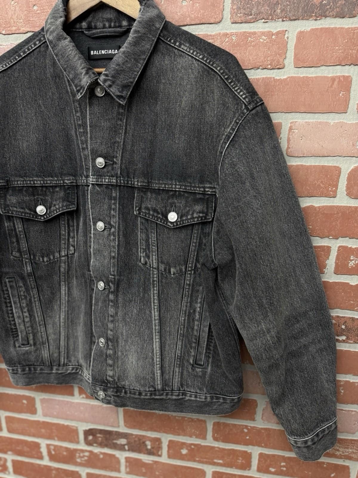 Balenciaga Balenciaga Black/Red Logo Denim Jean Jacket $1400 Size (50) Size US M / EU 48-50 / 2 - 7 Thumbnail