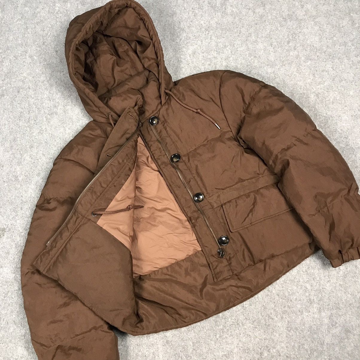 Japanese Brand × Jun Takahashi UNIQLO PUFFER WOMAN JACKET Size S / US 4 / IT 40 - 13 Thumbnail
