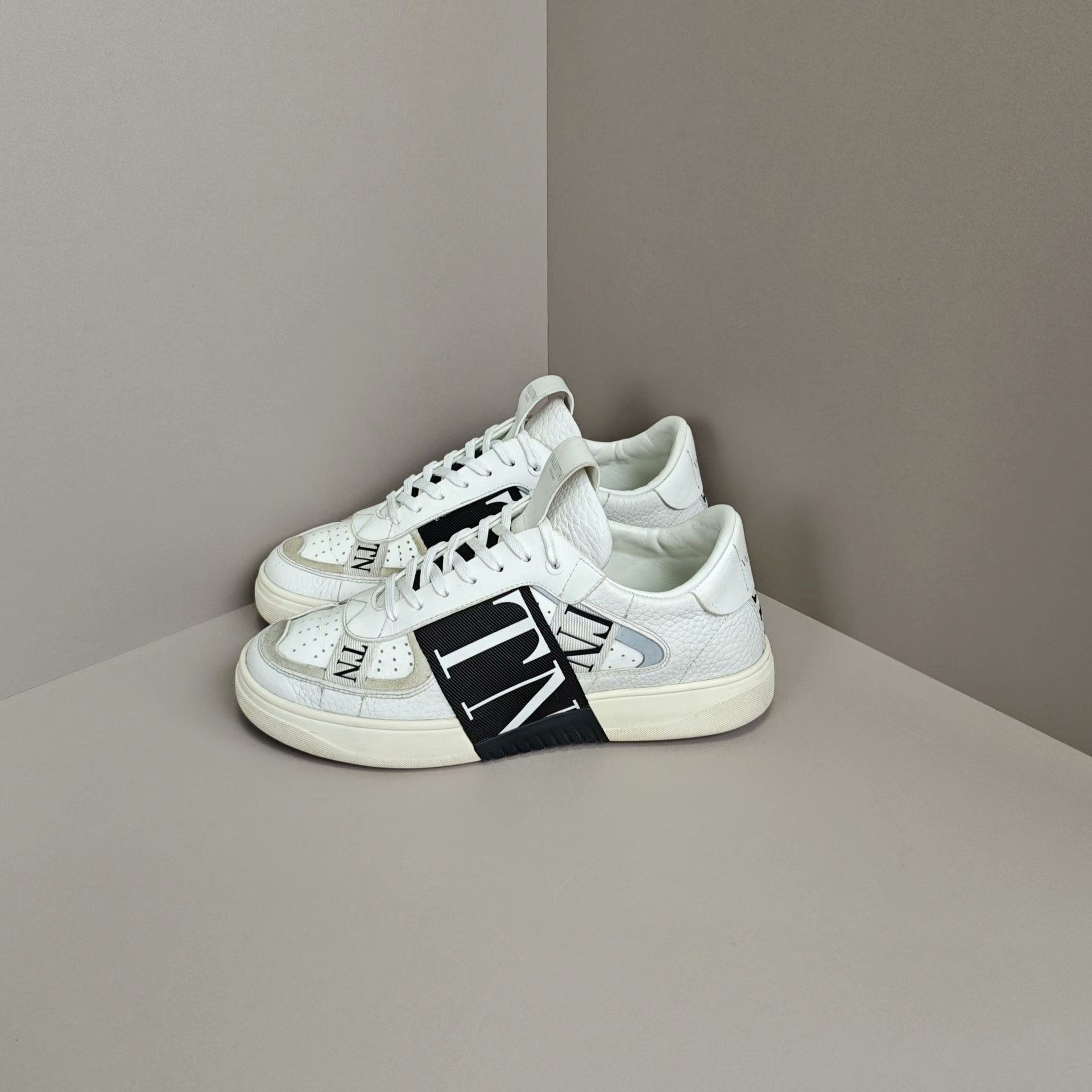 Valentino Valentino Lowtop Sneakers us_8 Women Size US 8 / IT 38 - 1 Thumbnail