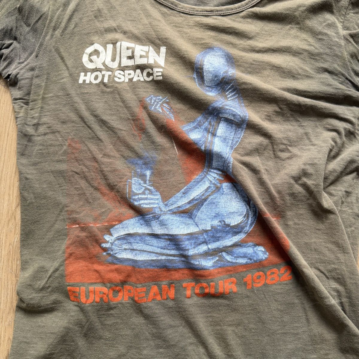 Other Thrashed 1982 Queen Tour Tshirt size Small Size US S / EU 44-46 / 1 - 2 Thumbnail