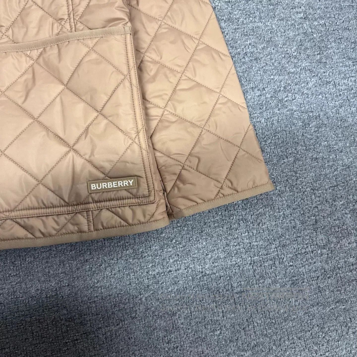 Burberry Beige Quilted Collared Jacket Size M. Size US M / EU 48-50 / 2 - 3 Thumbnail
