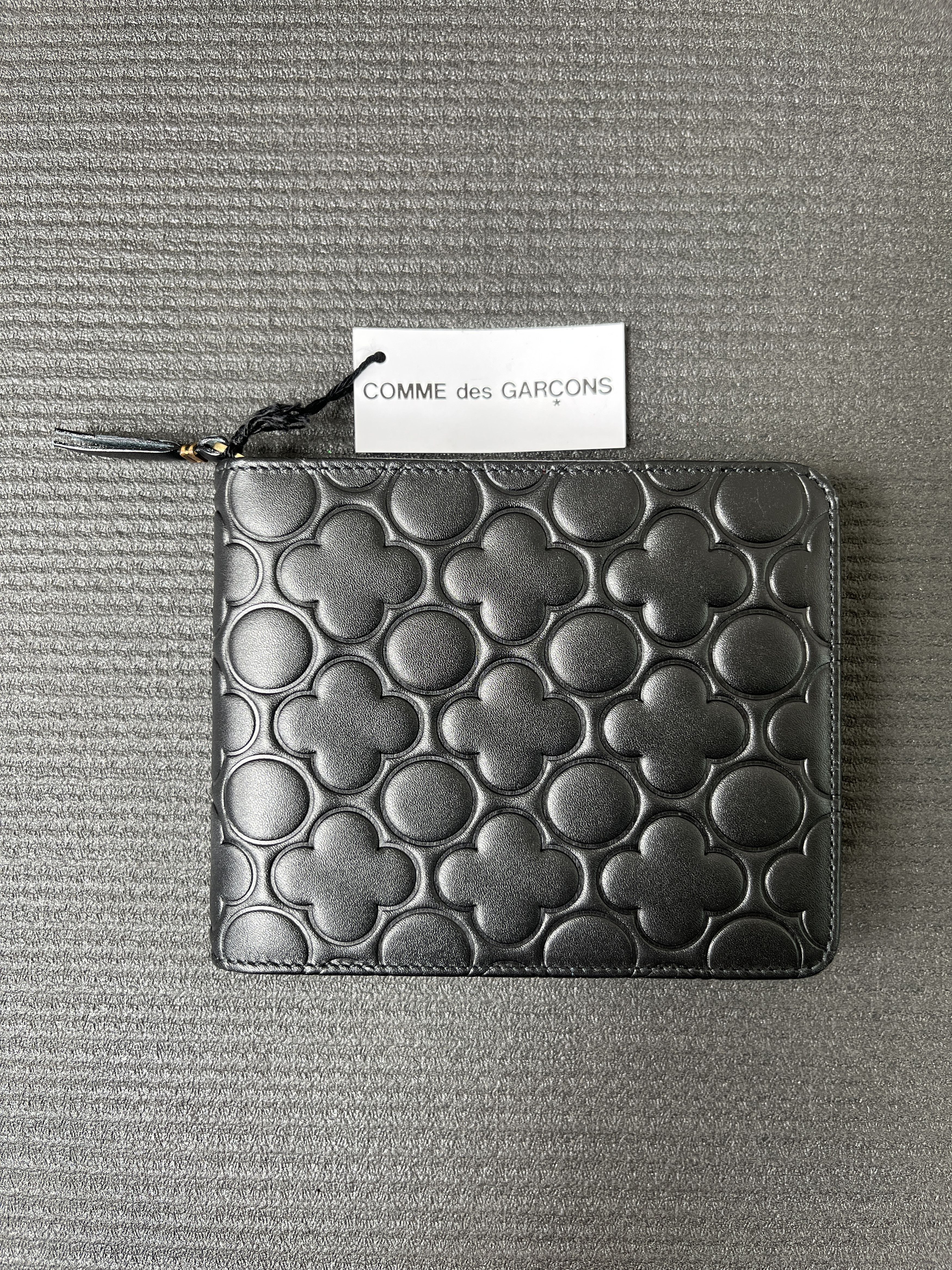 Comme des Garcons Comme des Garcons Classic Embossed B Full Zip Around Wallet Size ONE SIZE - 1 Thumbnail