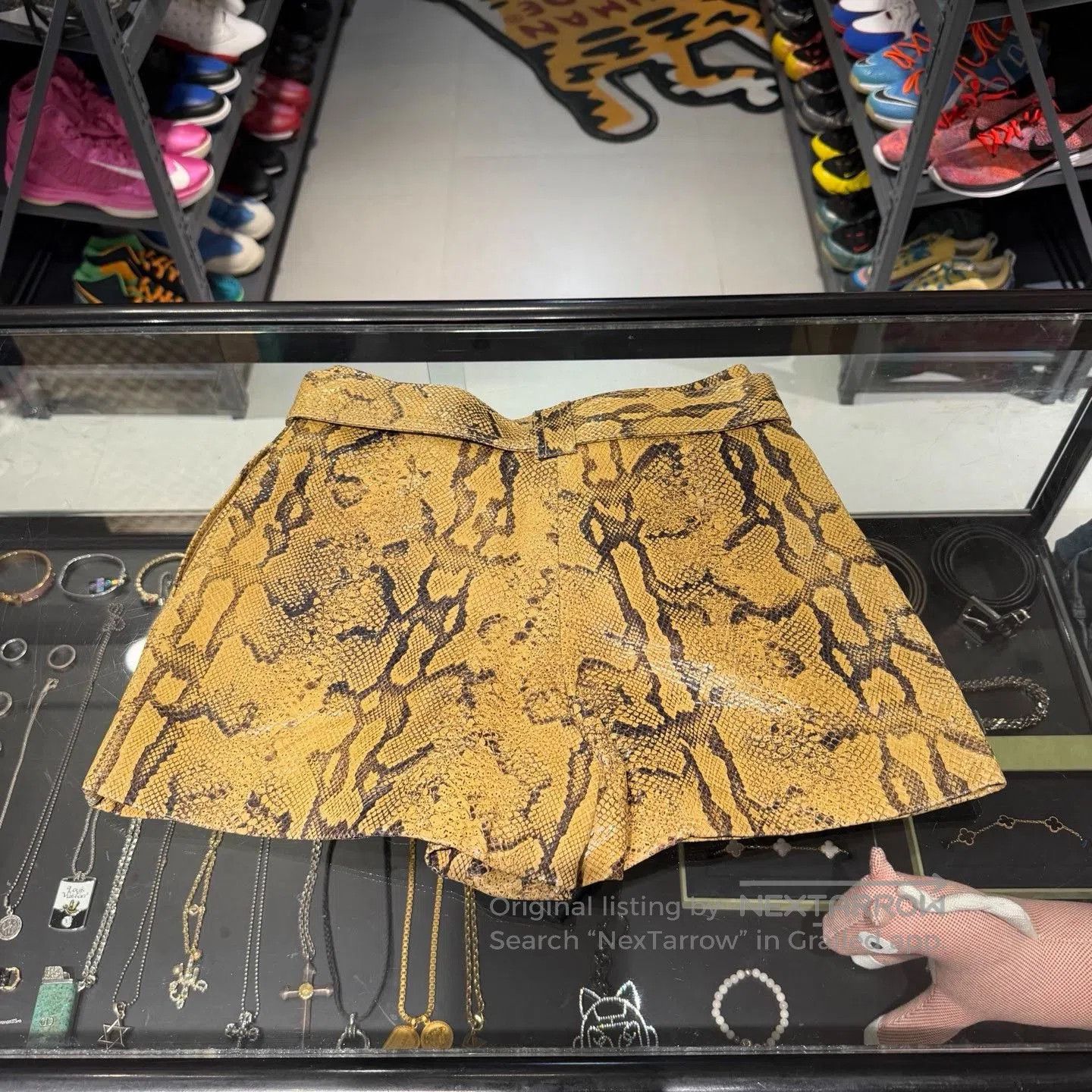 Chloe Chloe Snake Skin Runway Shorts. Size 33" - 4 Thumbnail