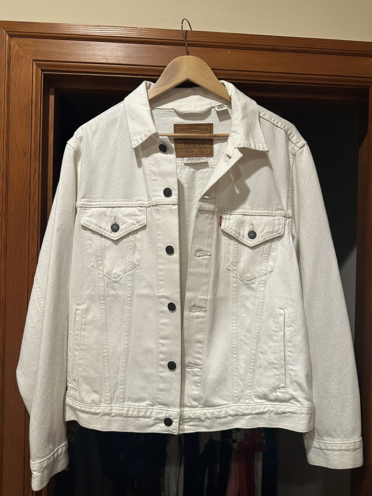 Levi's Levi’s white denim jacket Size US M / EU 48-50 / 2 - 1 Thumbnail