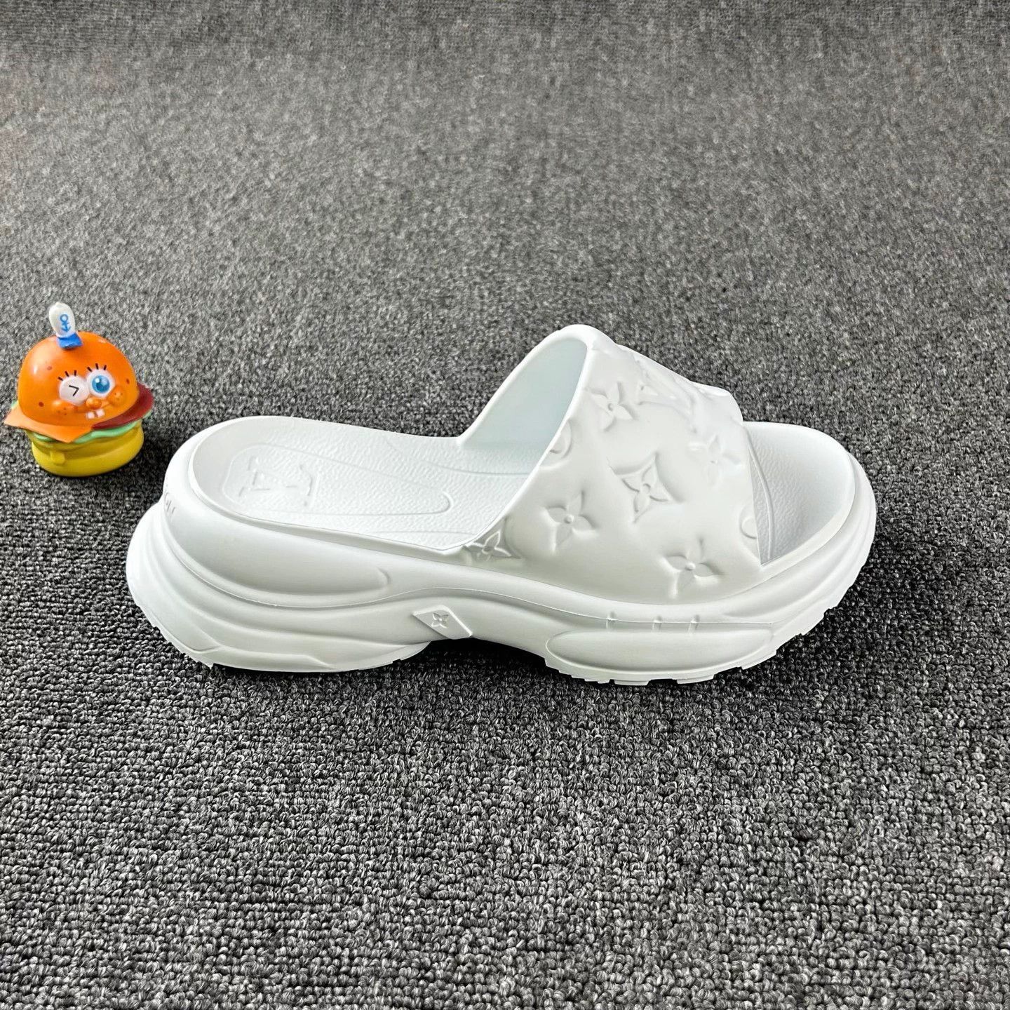 Louis Vuitton LV White Monogram Slippers 35 Size US 4 / IT 34 - 4 Thumbnail
