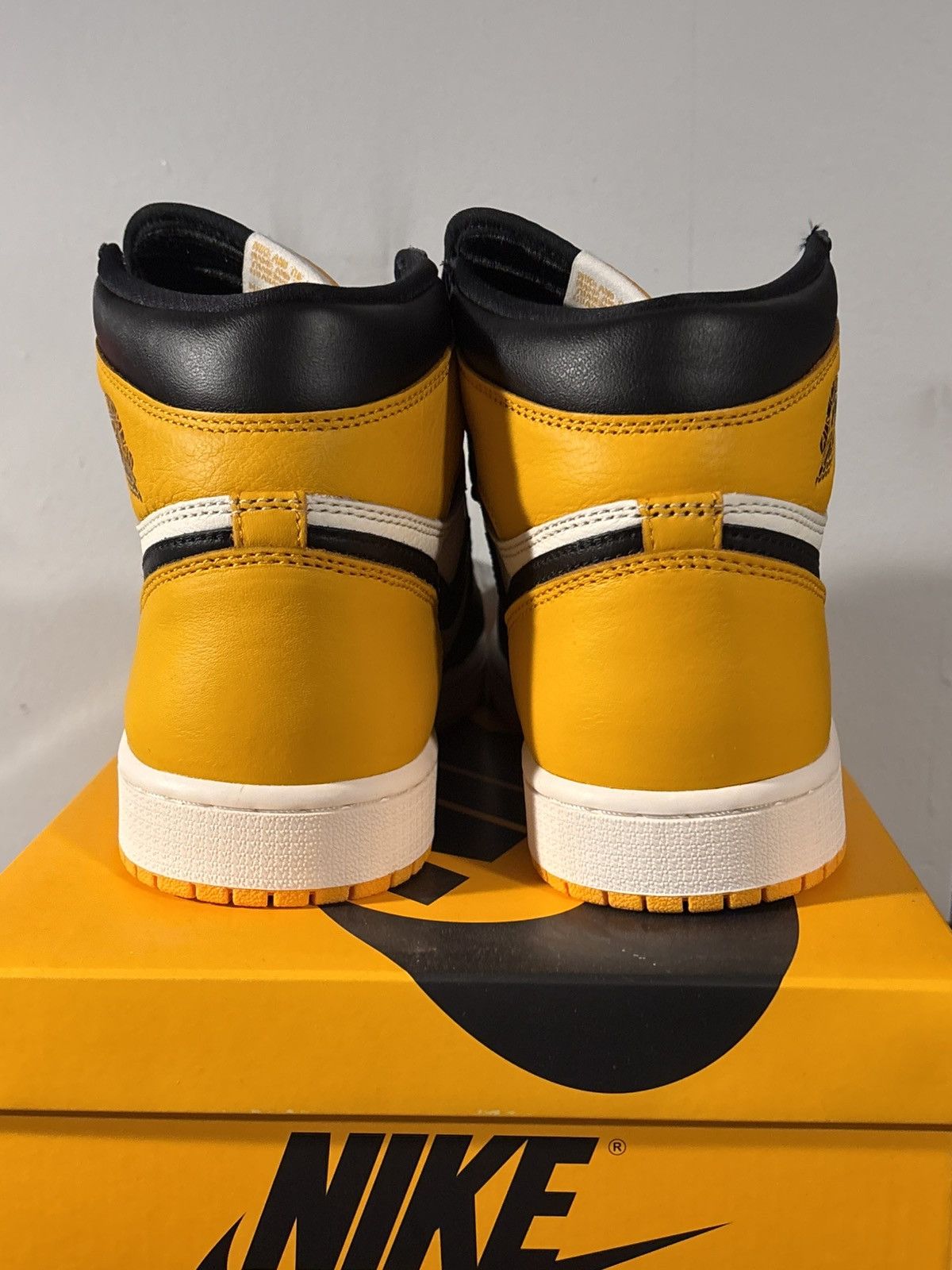 Jordan Brand Nike Air Jordan 1 Retro High OG Pollen 555088-701 Size 9 Size US 9 / EU 42 - 5 Thumbnail