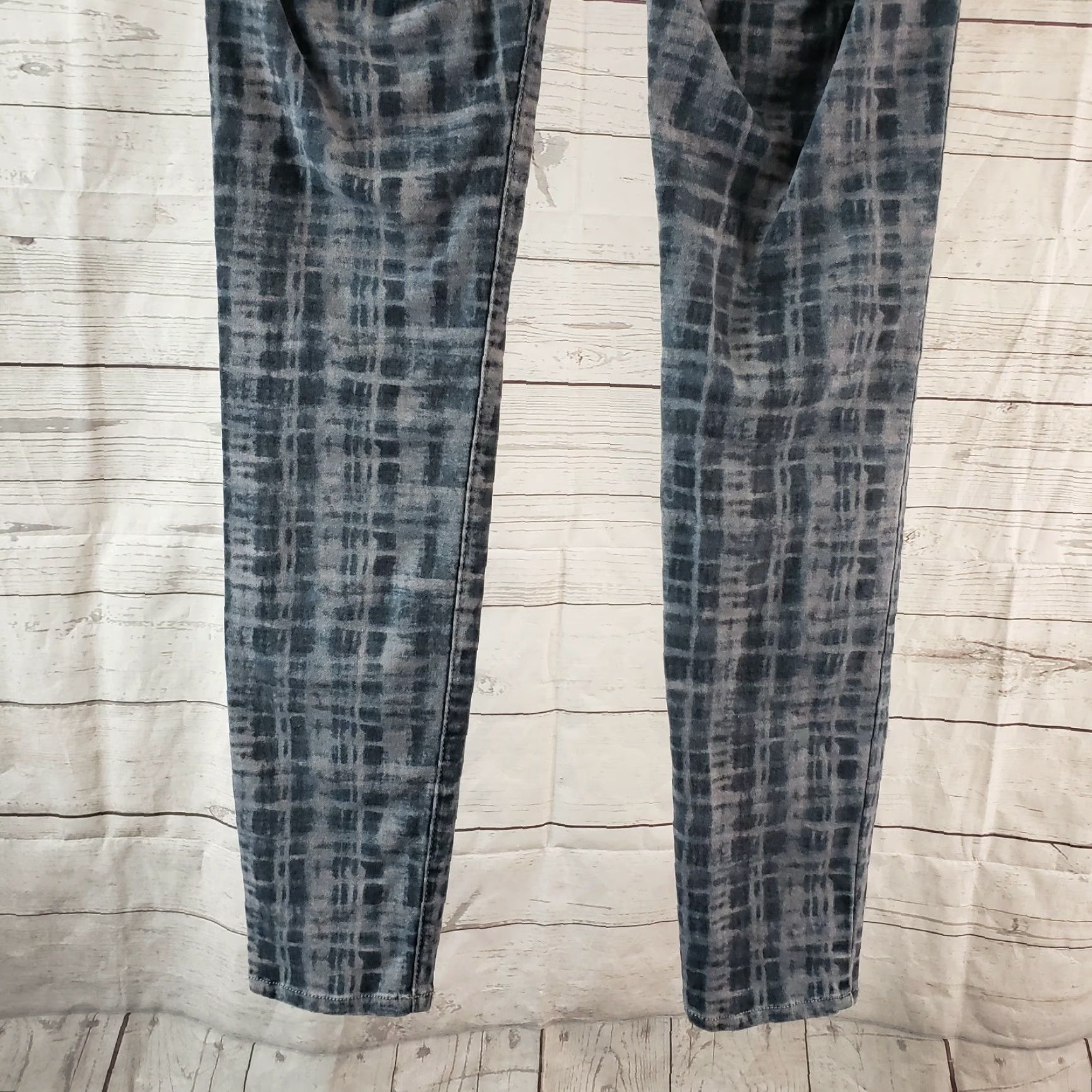 Vintage Cabi 3047 Womens Printed Skinny Jeans sz 2 Blue Gray Low Rise Jeans Womens 2 Gray Skinny 30in inseam Rise 7.5" Regular Cotton Blend Denim Vintage: No Size 26" / US 2 / IT 38 - 5 Thumbnail