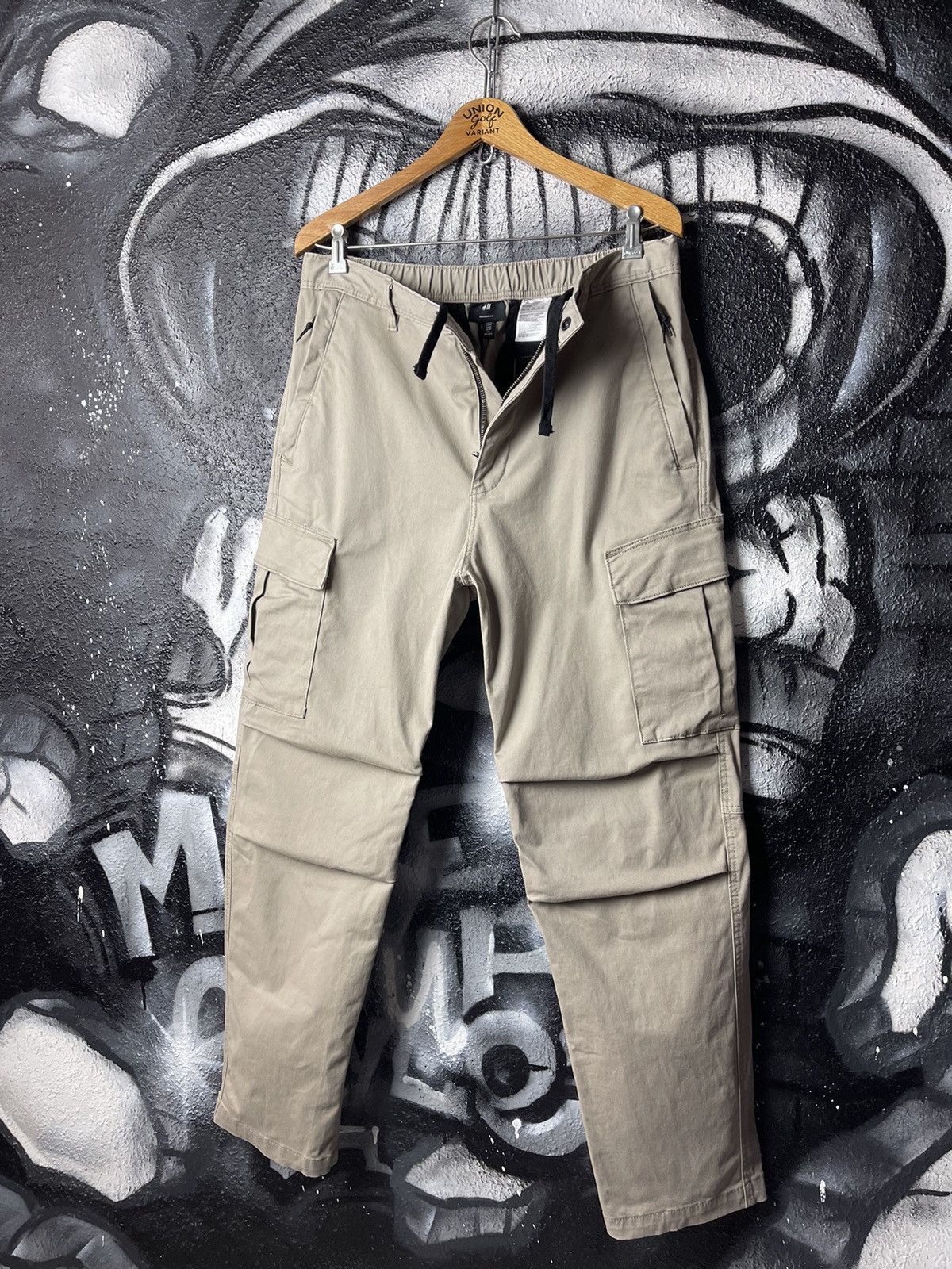 H&M H&M Regular Fit Beige Cotton Cargo Pants Men’s Size Medium Size US 32 / EU 48 - 1 Thumbnail