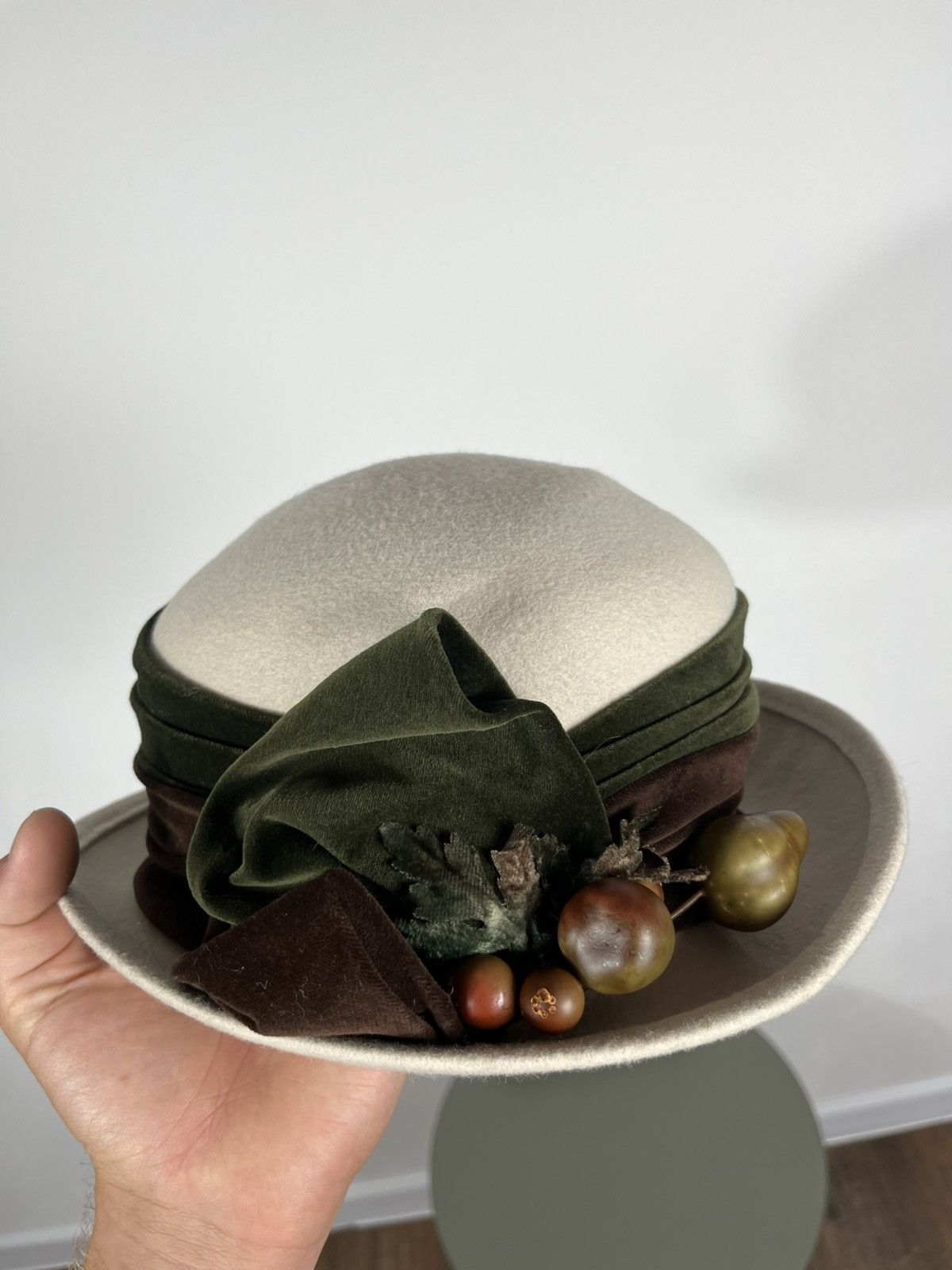 Kangol Vintage Kangol Beige Wool Felt Hat Velvet Bow Fruit Trim Size ONE SIZE - 14 Thumbnail