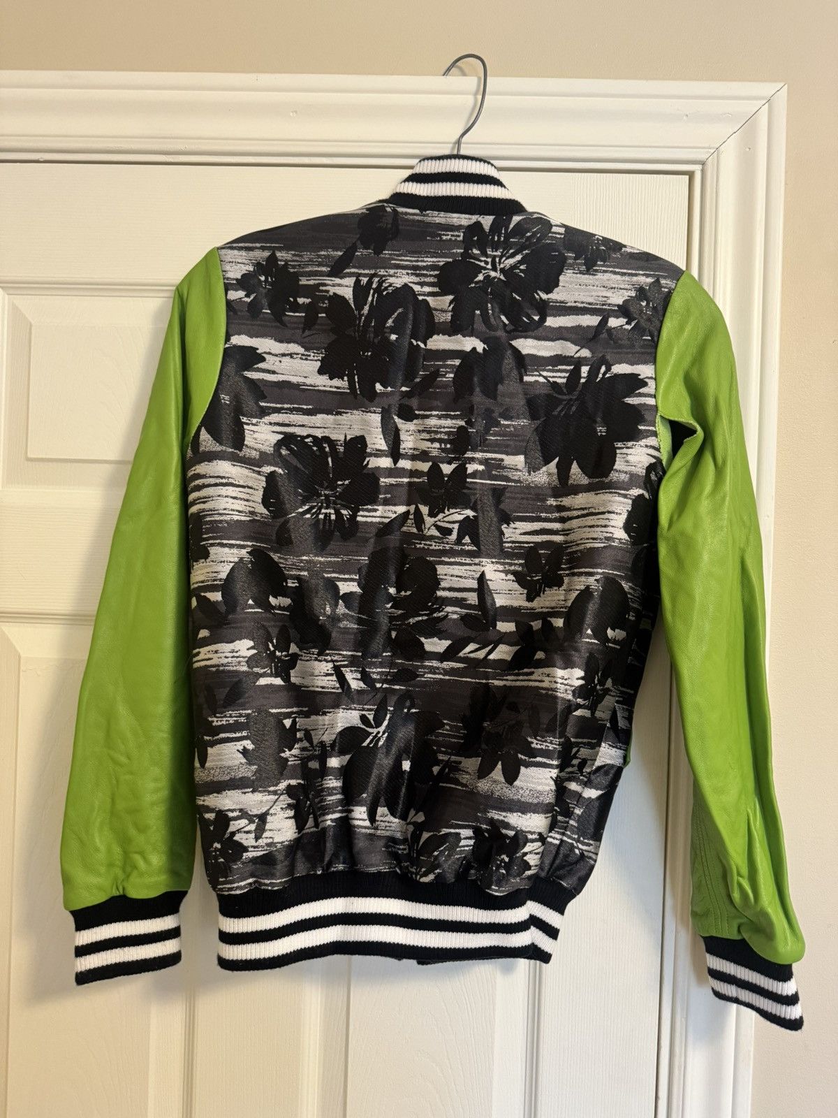 Other Unique Designer Floral Black and Green Bomber Jacket Size US XS / EU 42 / 0 - 4 Thumbnail