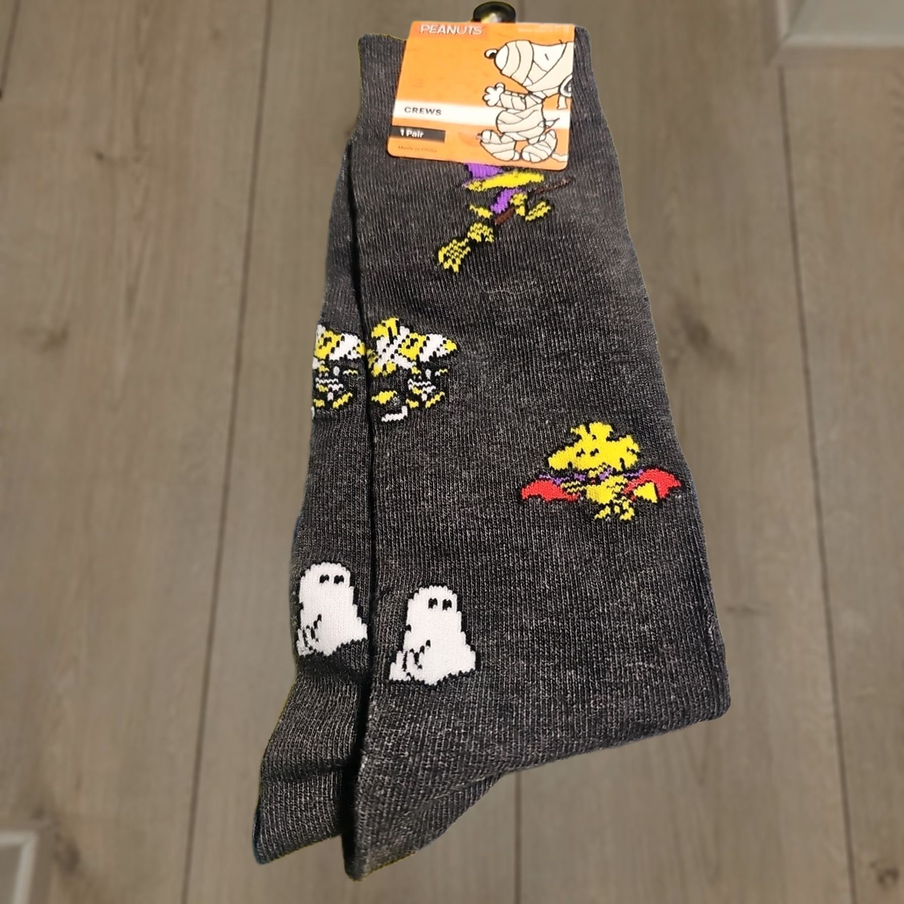 Peanuts NEW Peanuts Woodstock Halloween Vampire Mummy Crew Socks 10-13 Mens Gray 1 Pair Novelty Size ONE SIZE - 1 Thumbnail
