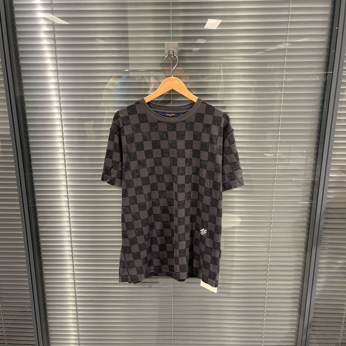 Louis Vuitton LOUIS VUITTON Damier Logo Print SS Tee L NM #11501 Size US L / EU 52-54 / 3 - 1 Thumbnail