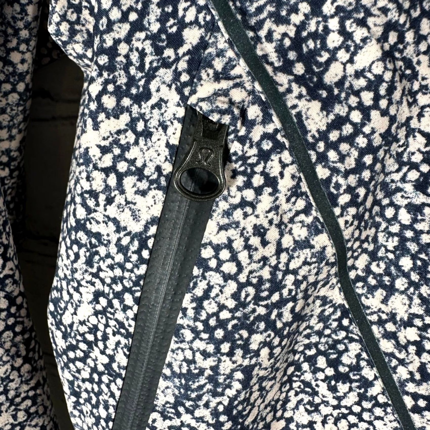 Lululemon VINTAGE Lululemon Runaway Windbreaker Jacket Blue Pebble Print Zip Reflective Womens S Blue Refelctive Size S / US 4 / IT 40 - 5 Thumbnail