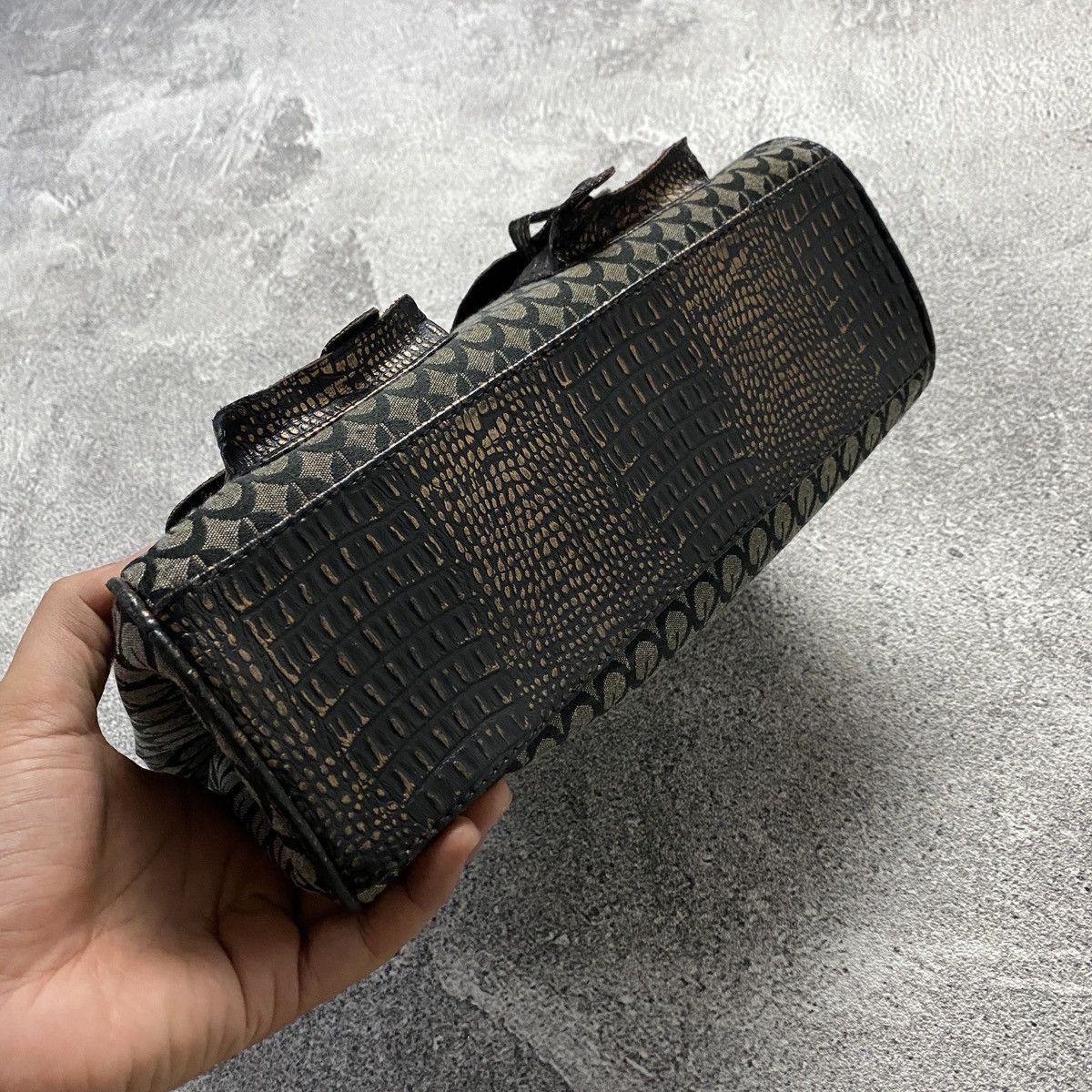 Japanese Brand 2000s Monogram Textured Faux Croc Front Pocket Handbag Size ONE SIZE - 6 Thumbnail