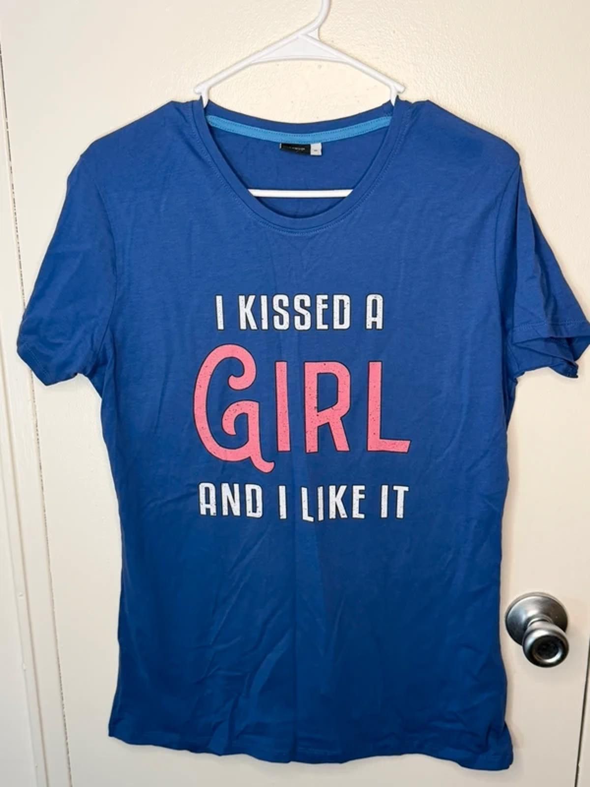 Other I kissed a girl Tshirt Size M / US 6-8 / IT 42-44 - 1 Preview