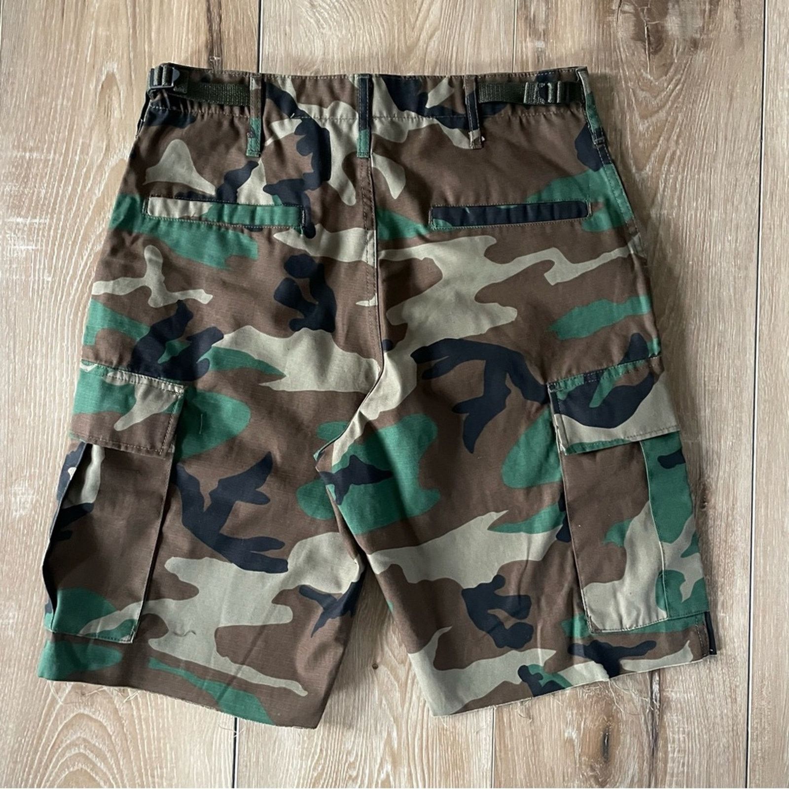 Urban Renewal Urban Outfitters Urban Renewal Remade Camo Cut-Off Short S Size 31" - 2 Thumbnail