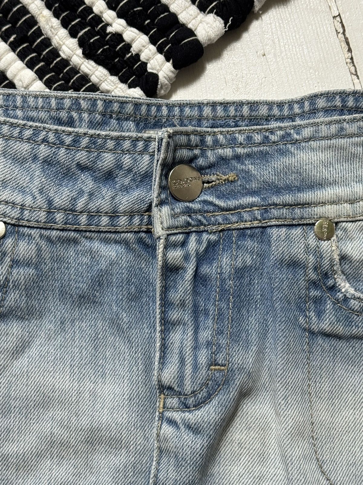 Iceberg VINTAGE ICEBERG 2000s MINI DENIM SKIRT Size 28" / US 6 / IT 42 - 5 Thumbnail