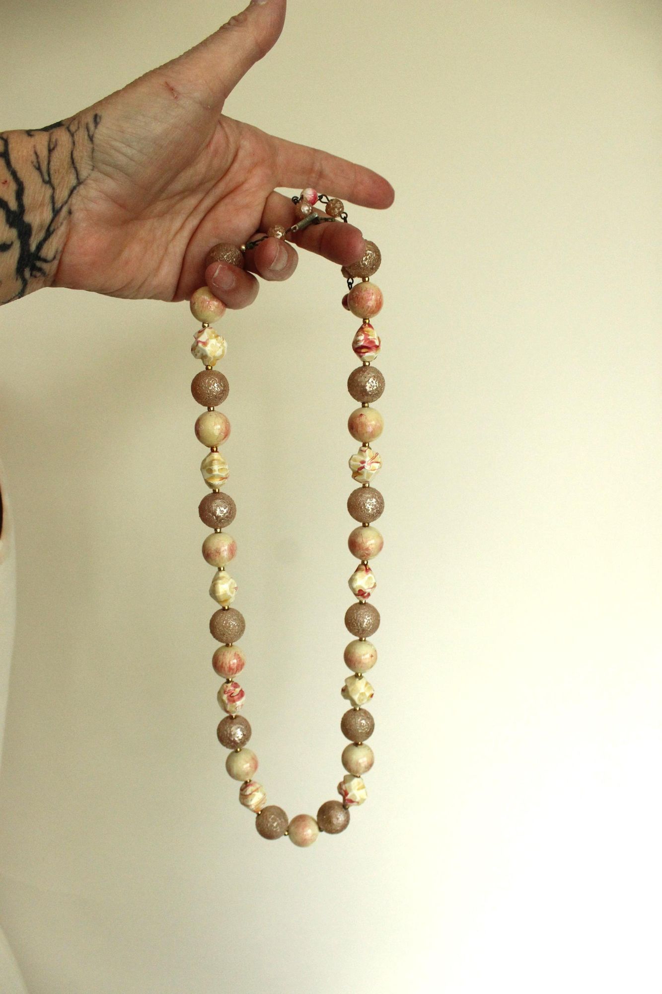 Vintage Vintage 1960s Necklace, Pink and White Large Beads with Gold Size ONE SIZE - 8 Thumbnail