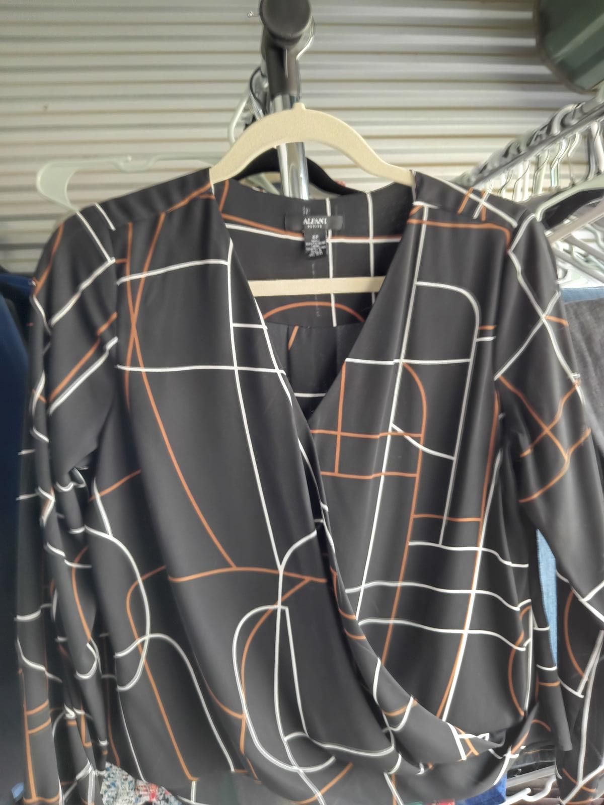 Alfani Alfani Petite Black Geometric Wrap Top Size M / US 6-8 / IT 42-44 - 3 Thumbnail