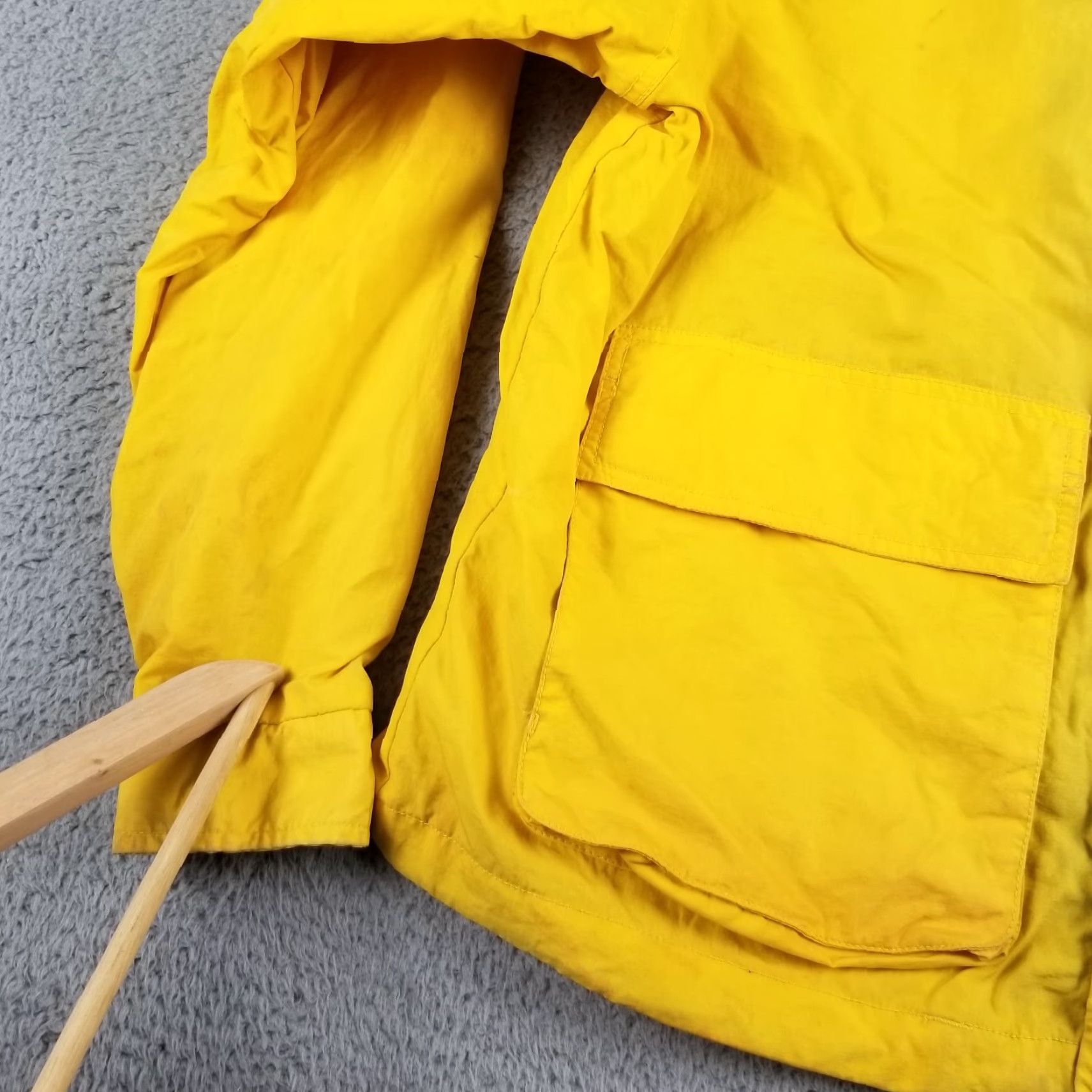 Tommy Hilfiger Vintage Tommy Hilfiger Rain Jacket Windbreaker Men Medium Flag Utility Hooded Yellow Size US M / EU 48-50 / 2 - 2 Thumbnail