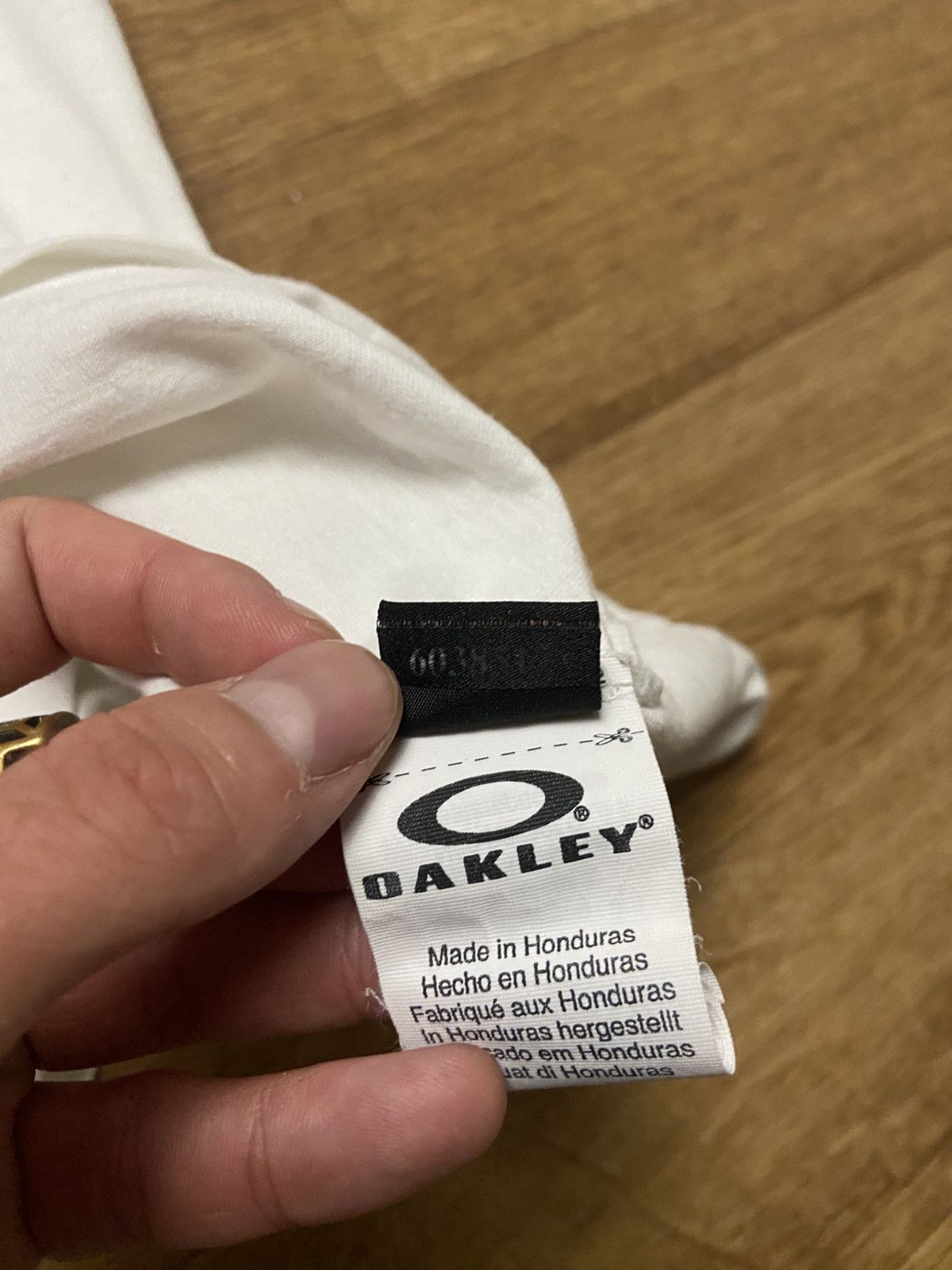 Japanese Brand Oakley Vintage T-Shirt Centre Logo Big Logo Boxy 00S Japan Size US XL / EU 56 / 4 - 5 Thumbnail