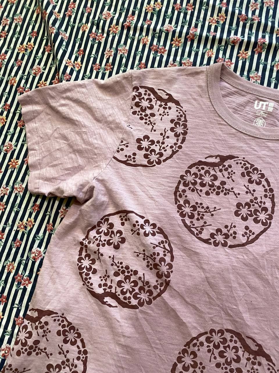 Uniqlo Vintage T-Shirt pink big print Uniqlo crazy Y2K size XL Size US XL / EU 56 / 4 - 8 Thumbnail