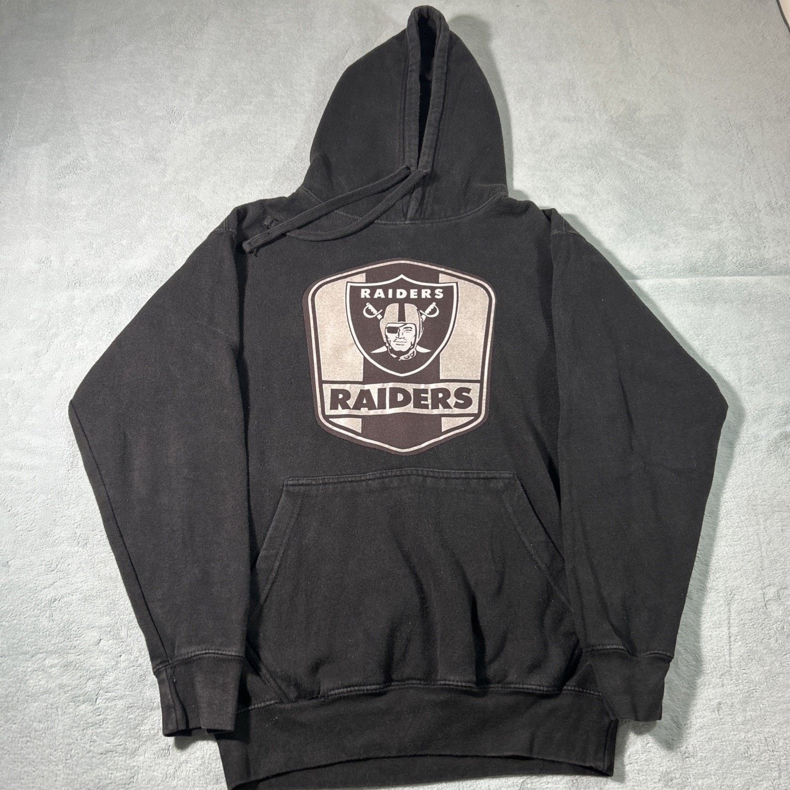 Gildan Raiders NFL Hoodie Mens Small Pullover Salute Shield Vintage Size US S / EU 44-46 / 1 - 5 Thumbnail