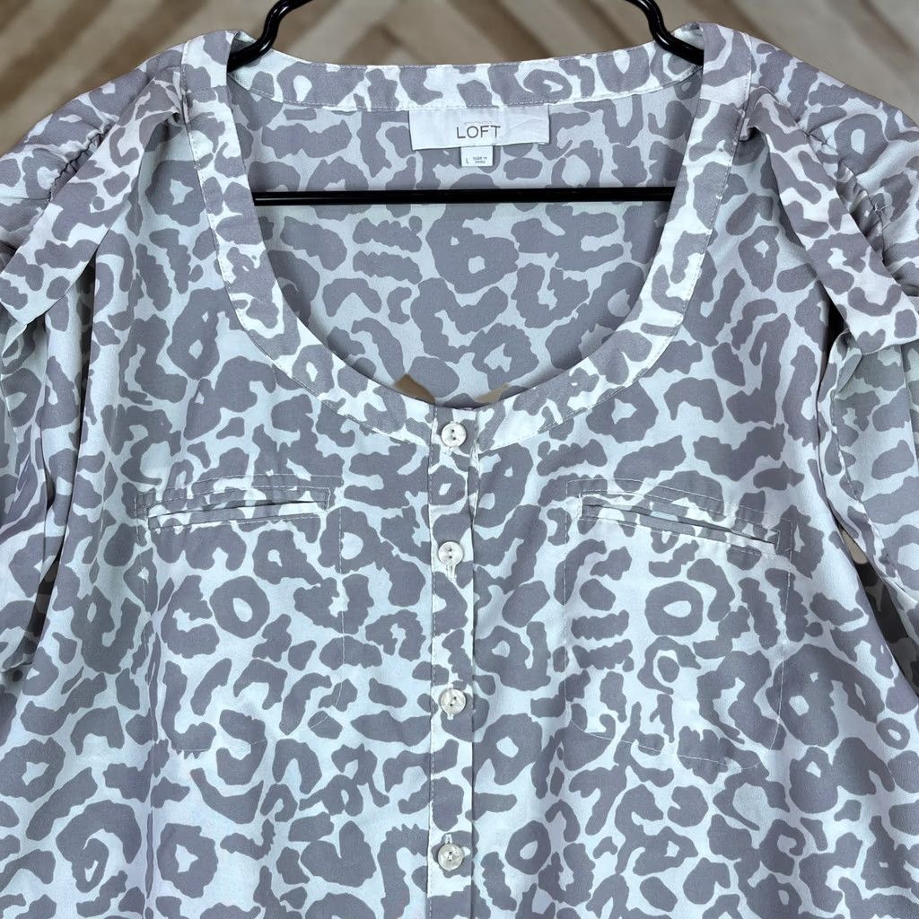Loft LOFT Ann Taylor Womens Blouse Animal Print Henley Elastic Hem Large Gray Beige Cap Sleeve Shirt Womens L 100% Polyester Casual Workwear Formal Size L / US 10 / IT 46 - 1 Thumbnail