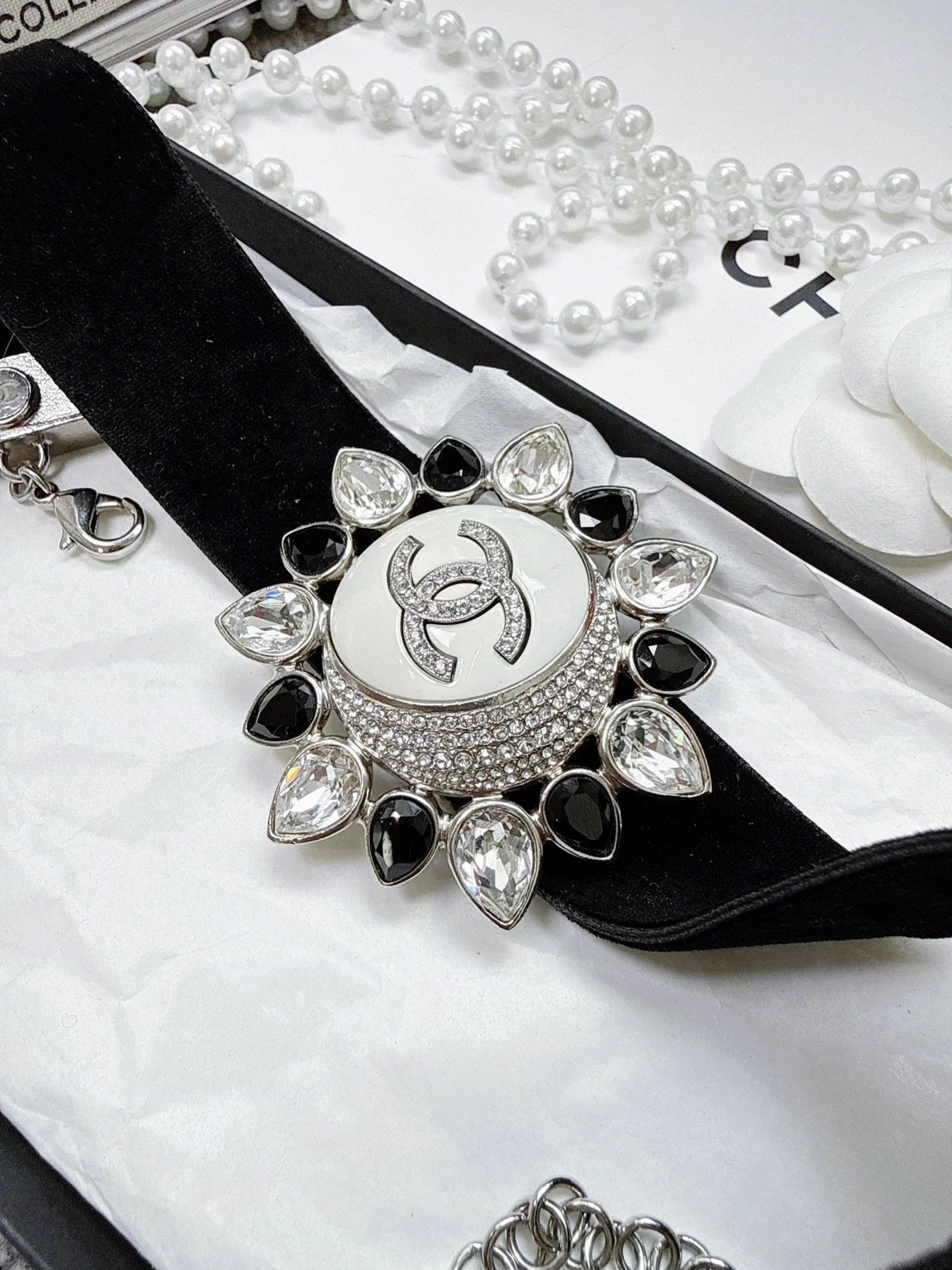 Chanel Chanel 22C Vlt B&W Crystal Sunflower Enamel Necklace 99 New Size ONE SIZE - 5 Thumbnail