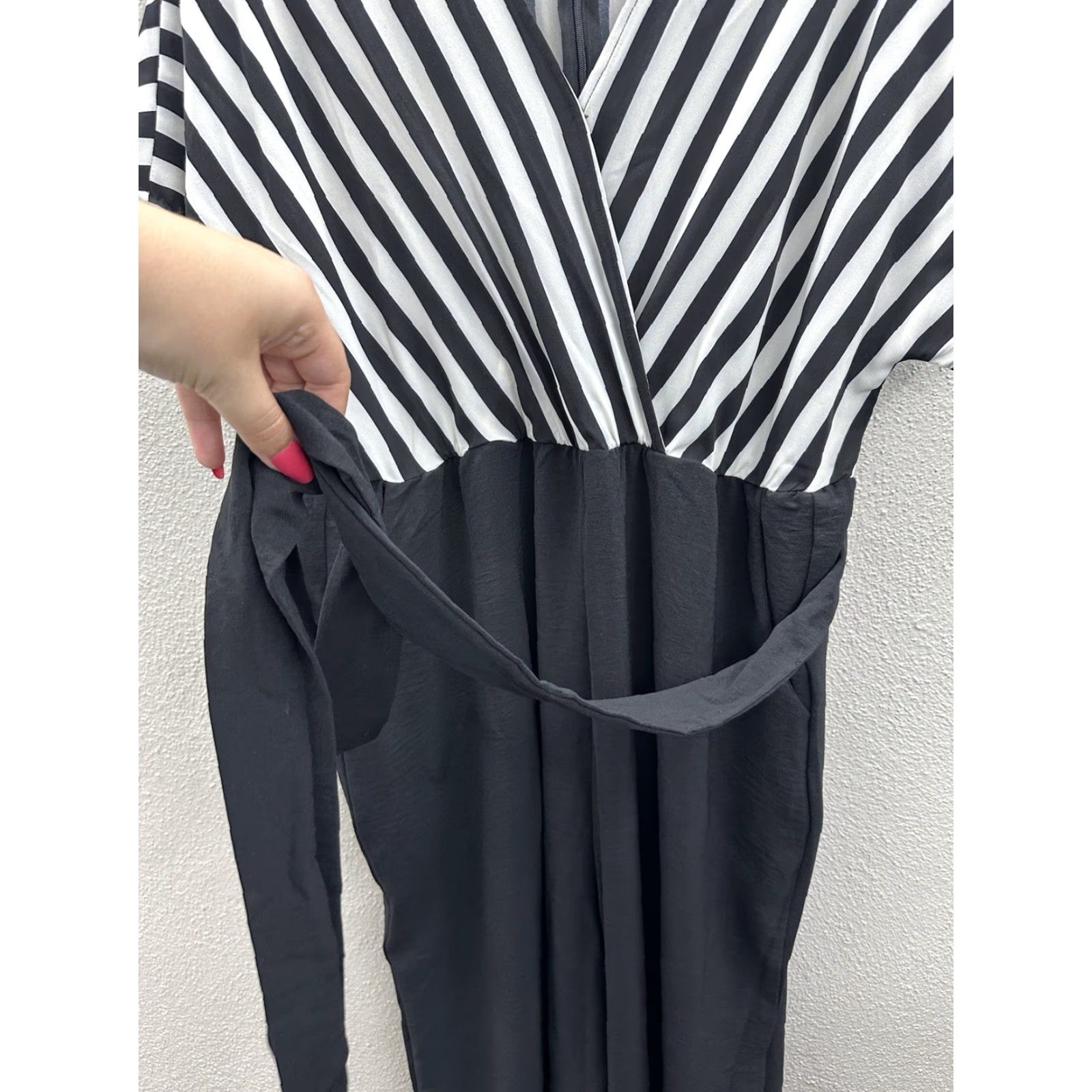 Vintage VINTAGE Bloomchic Jumpsuit One-Piece Womens 12 Black White Striped Short Sleeve Belted Pockets Button Summer Fall Spring Winter Size 34" / US 12 / IT 48 - 5 Thumbnail