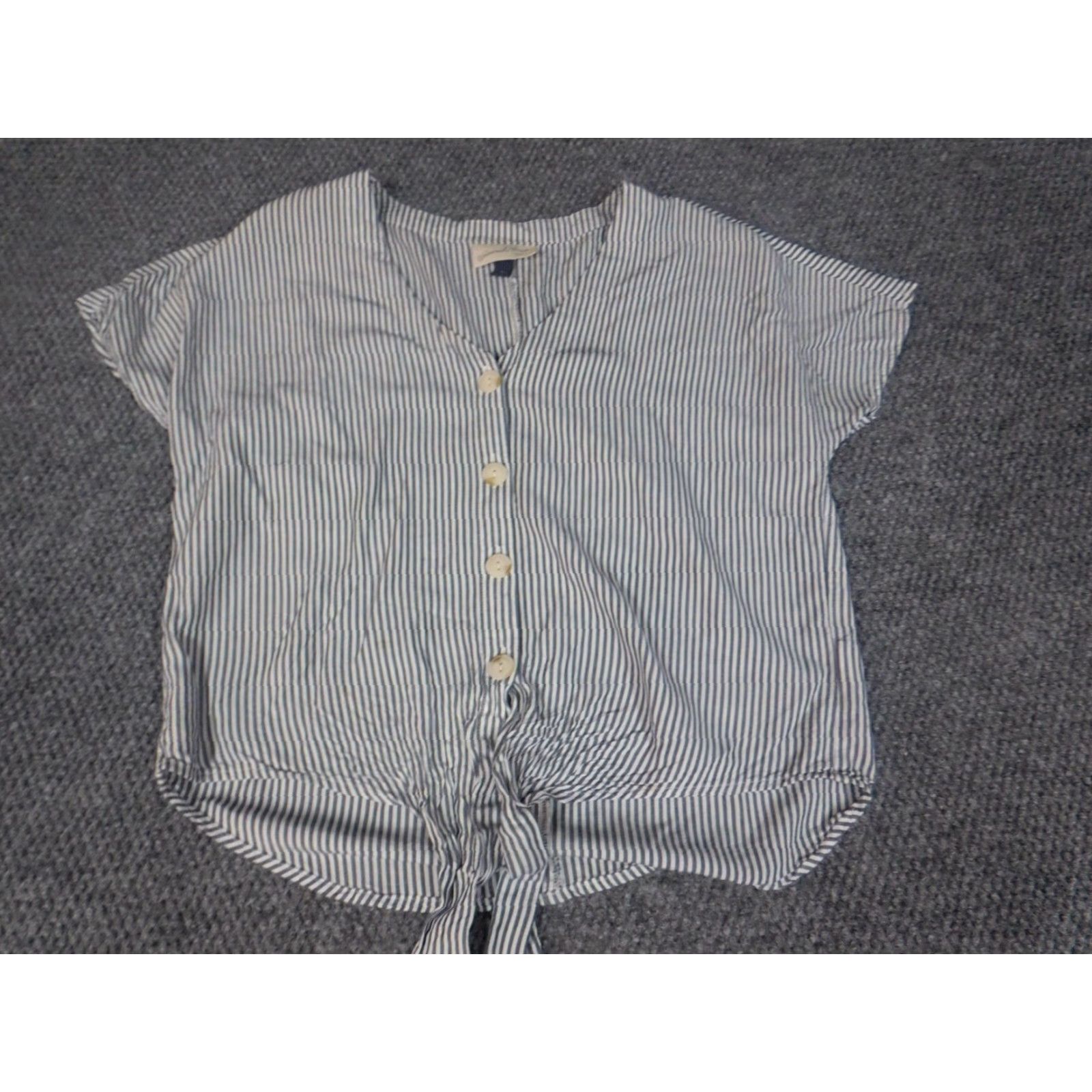 Vintage Universal Thread Womens Blouse XS Gray Striped Crew Neck Button Down Short Sleeve Casual Regular Ruffle Size XS / US 0-2 / IT 36-38 - 2 Thumbnail