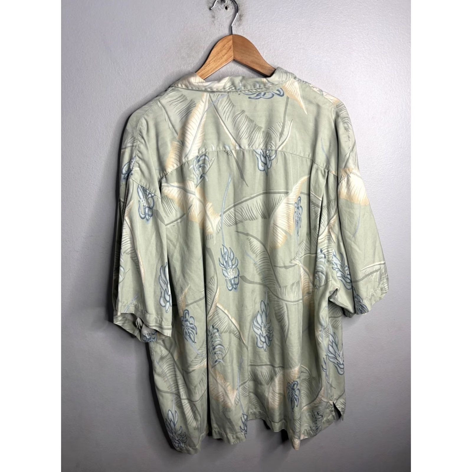 Tommy Bahama Tommy Bahama Shirt Mens 2XL Green Silk Hawaiian Floral Camp Button Front Casual Size US XXL / EU 58 / 5 - 4 Thumbnail