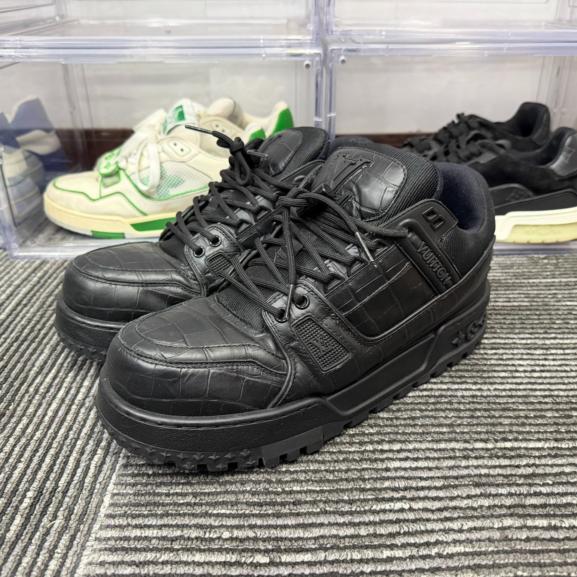Louis Vuitton Louis Vuitton Black Lowtop Sneakers 9 Men Size US 9 / EU 42 - 1 Thumbnail