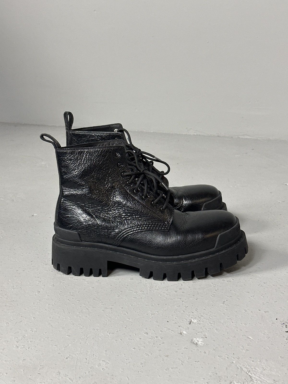 Balenciaga Balenciaga Strike Boot Ankle (wrinkled) Size US 9 / EU 42 - 1 Thumbnail