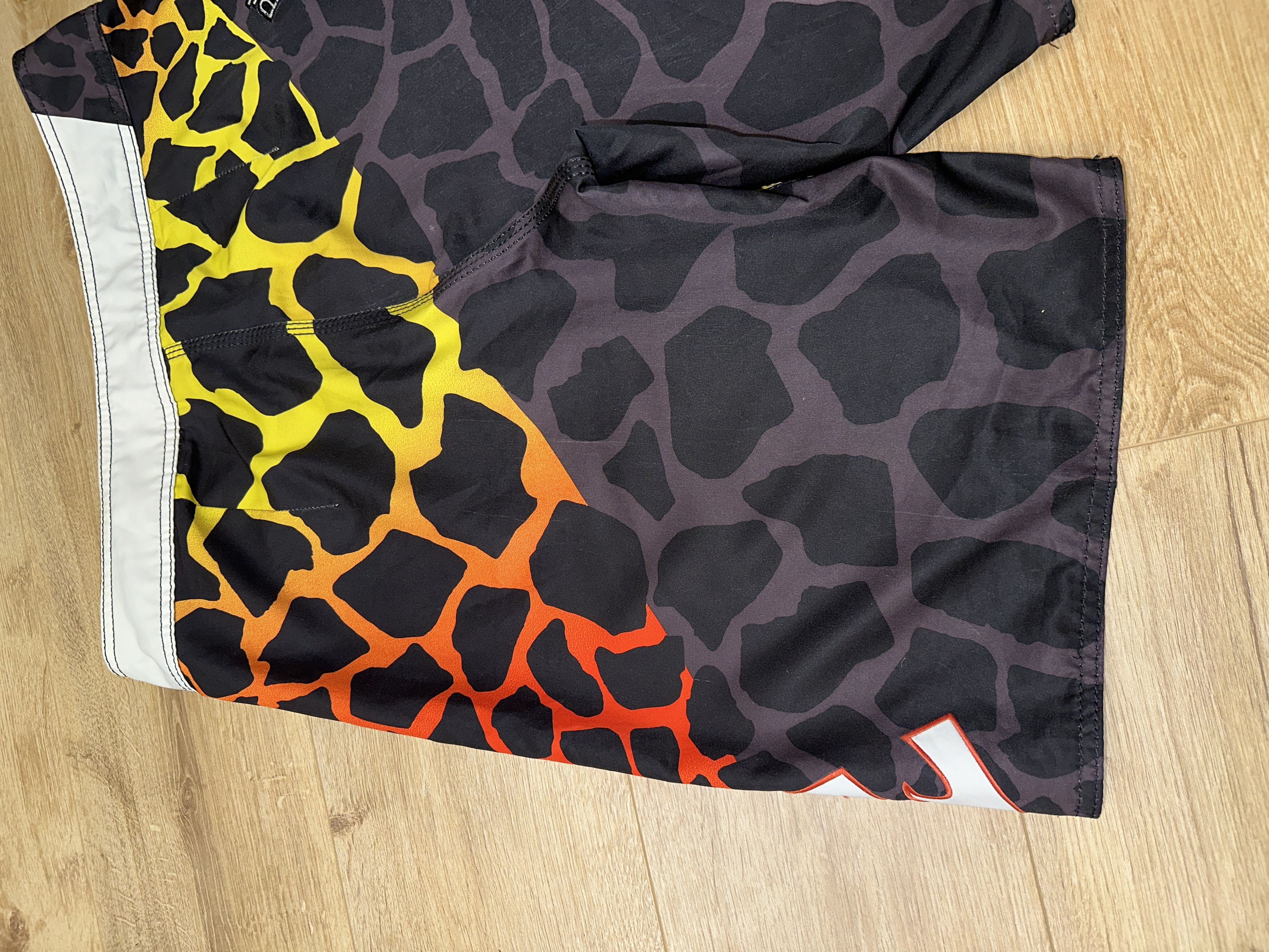 Billabong Billabong Taj Burrow Series Surf Swim Giraffe Print Size 33 Size US 33 - 11 Thumbnail