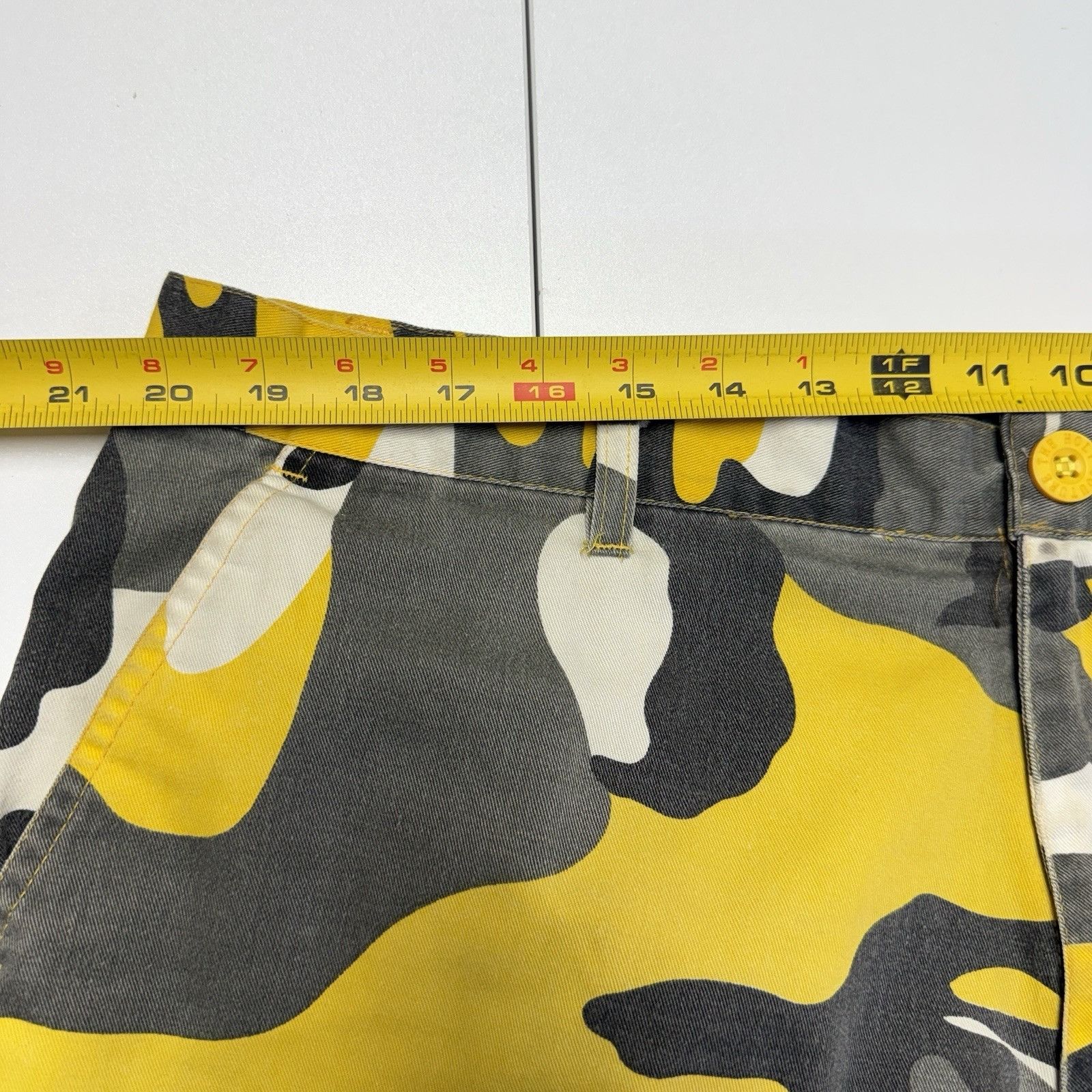 Vintage Vintage THC Camouflage Baggy Shorts Mens 42 W Yellow Skate G Size US 42 / EU 58 - 14 Thumbnail