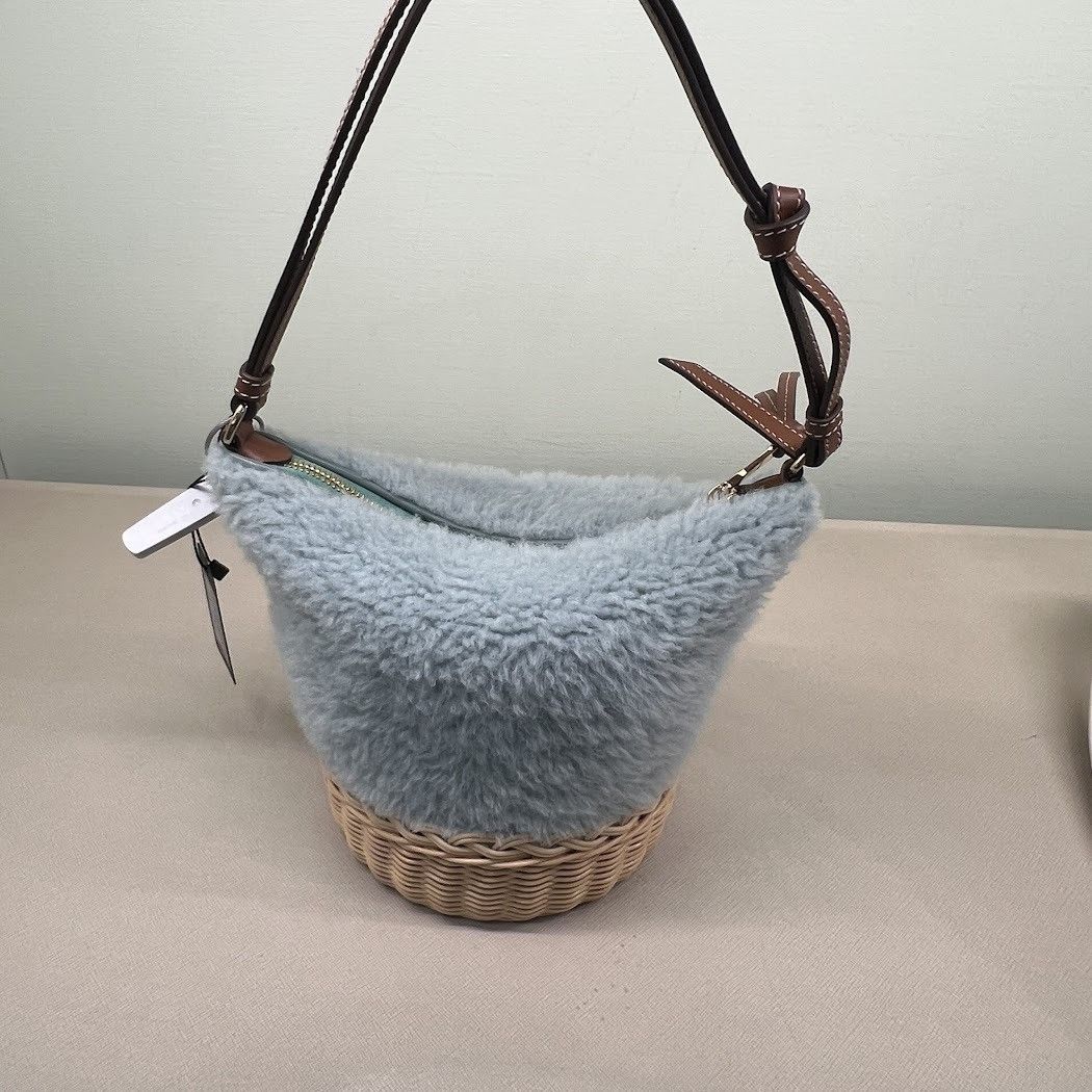 Miu Miu o1mt1gz0926 Size: OS / Shearling Wicker Basket Shoulder Bag Size ONE SIZE - 2 Thumbnail