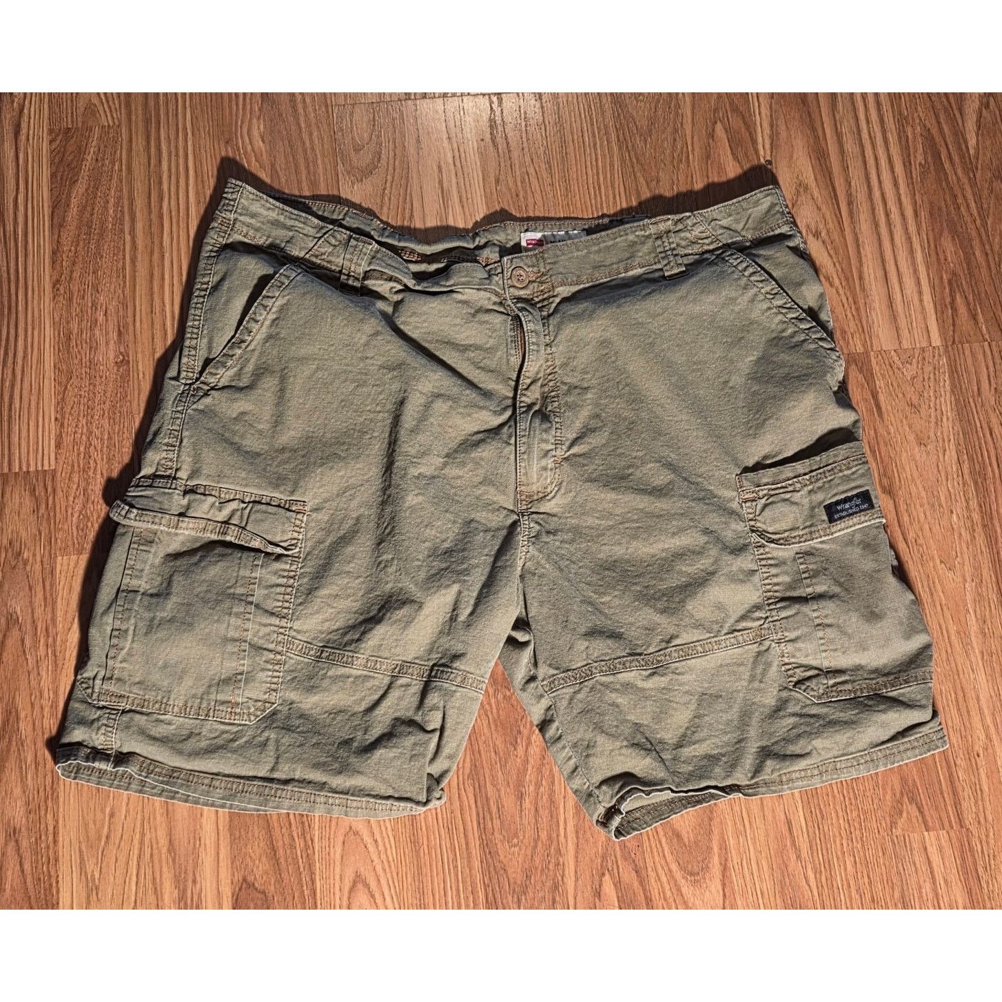 Wrangler Wrangler Relaxed Fit Grey/Green Cargo Shorts - Size 42 Size US 42 / EU 58 - 2 Thumbnail
