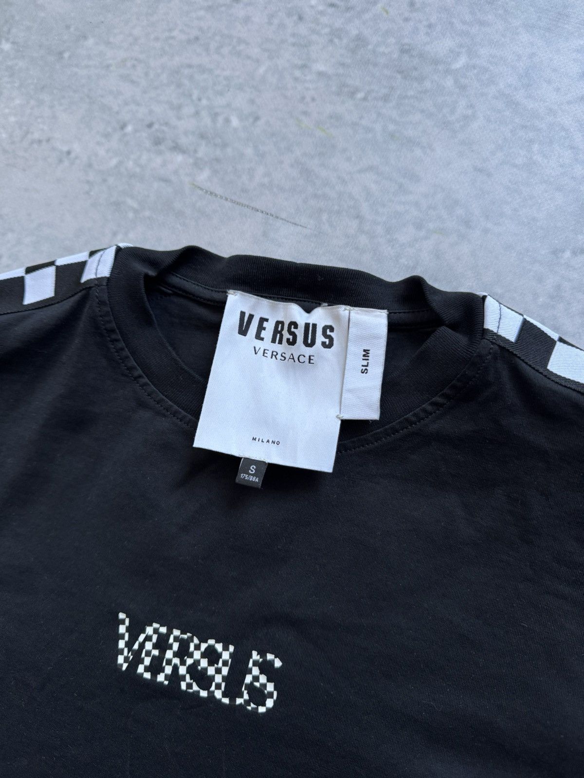 Versace × Vintage 🎬Rare Versace Versus tee bit logo Alien city Size US S / EU 44-46 / 1 - 3 Thumbnail