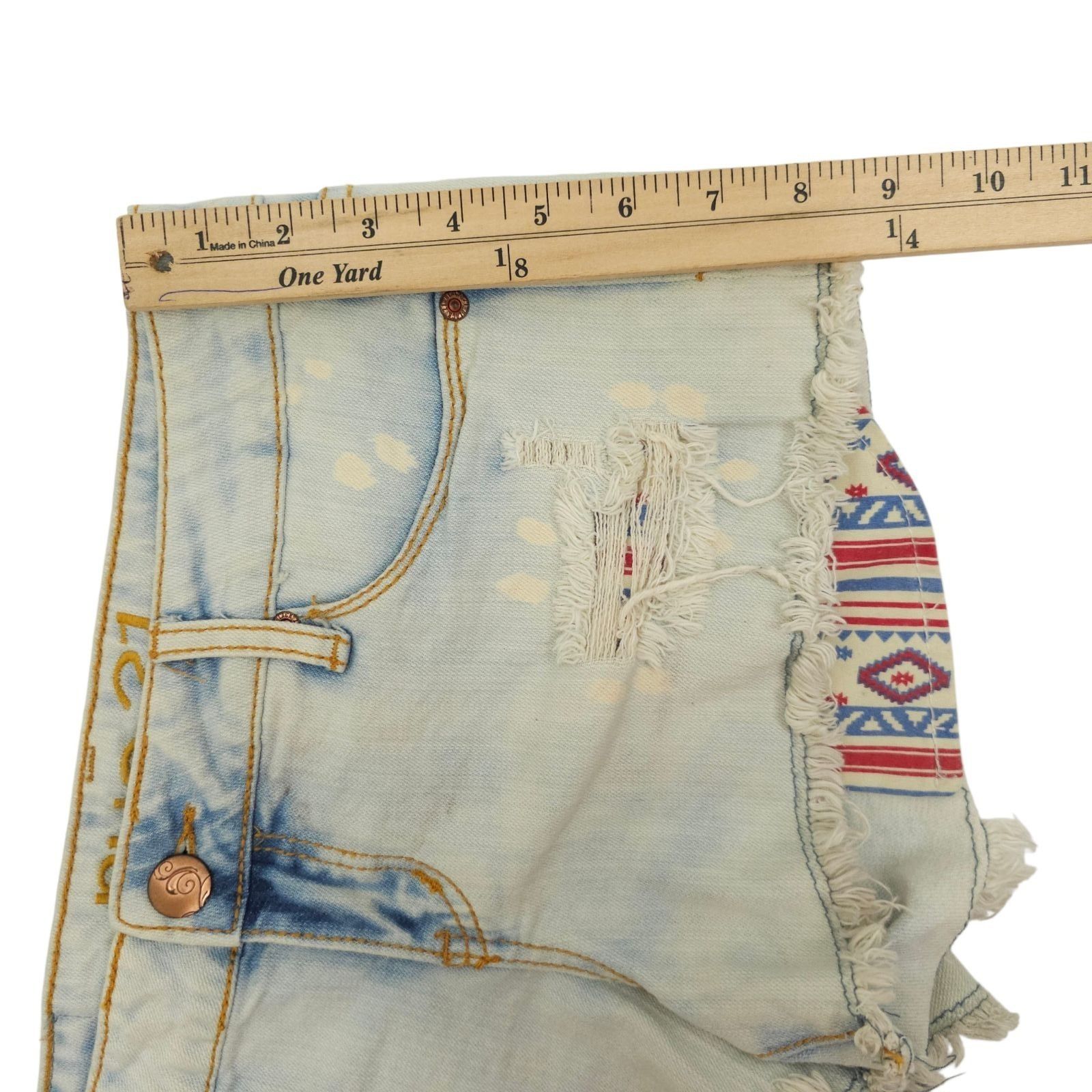 rue21 rue21 Denim Cutoff Shorts 7/8 Light Wash Distressed Aztec Bo Size 32" / US 10 / IT 46 - 7 Thumbnail