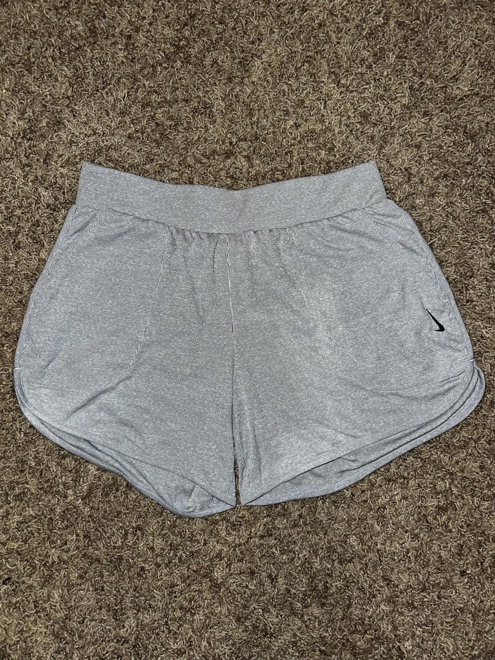 Nike Nike Yoga Women's Ribbed Shorts Size 32" / US 10 / IT 46 - 1 Thumbnail