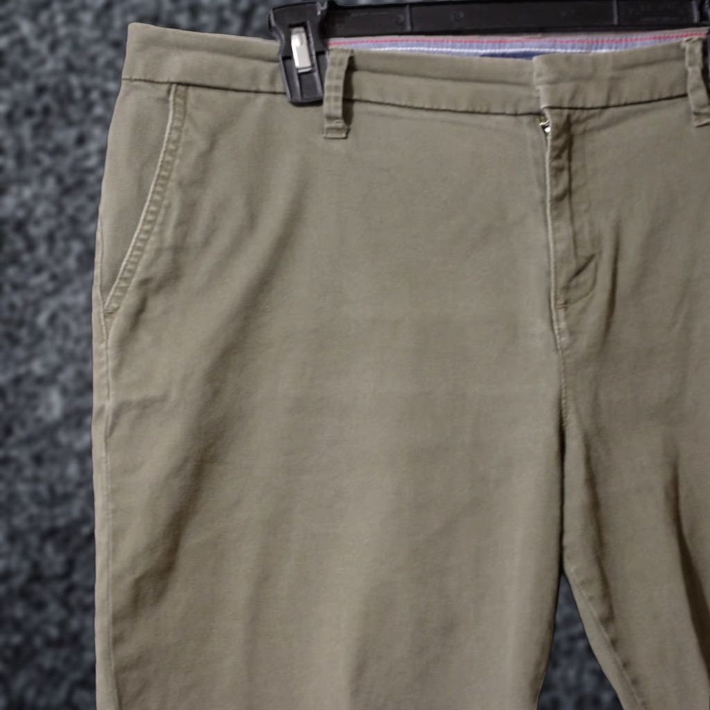 Tommy Hilfiger Tommy Hilfiger Casual Shorts Bermuda Women Size 14 Green Stretch Pockets Logo Zipper 4.75 in Inseam Casual Work Travel 90s? (no need) Size 36" / US 14 / IT 50 - 1 Thumbnail