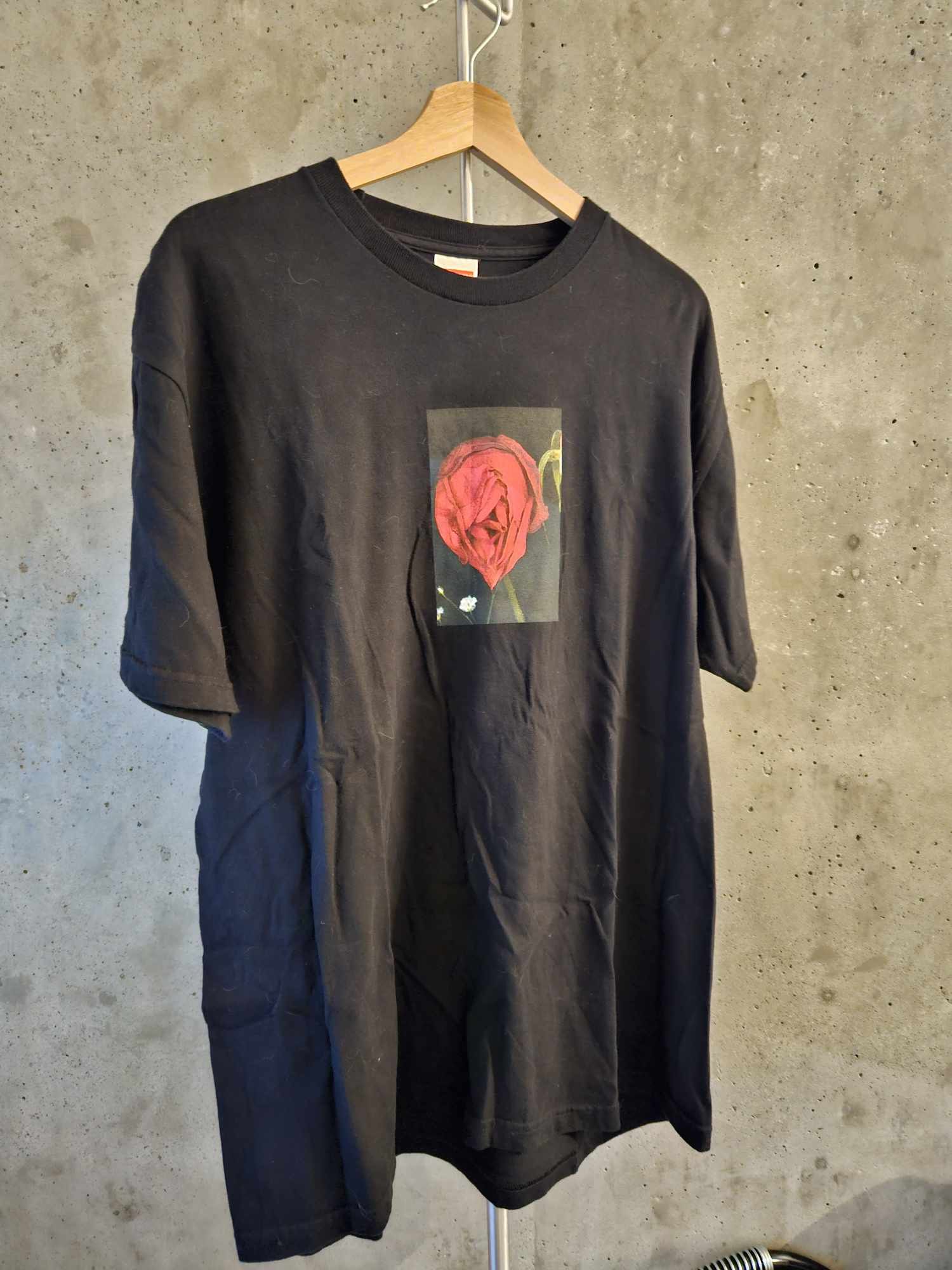 Araki rose tee deals