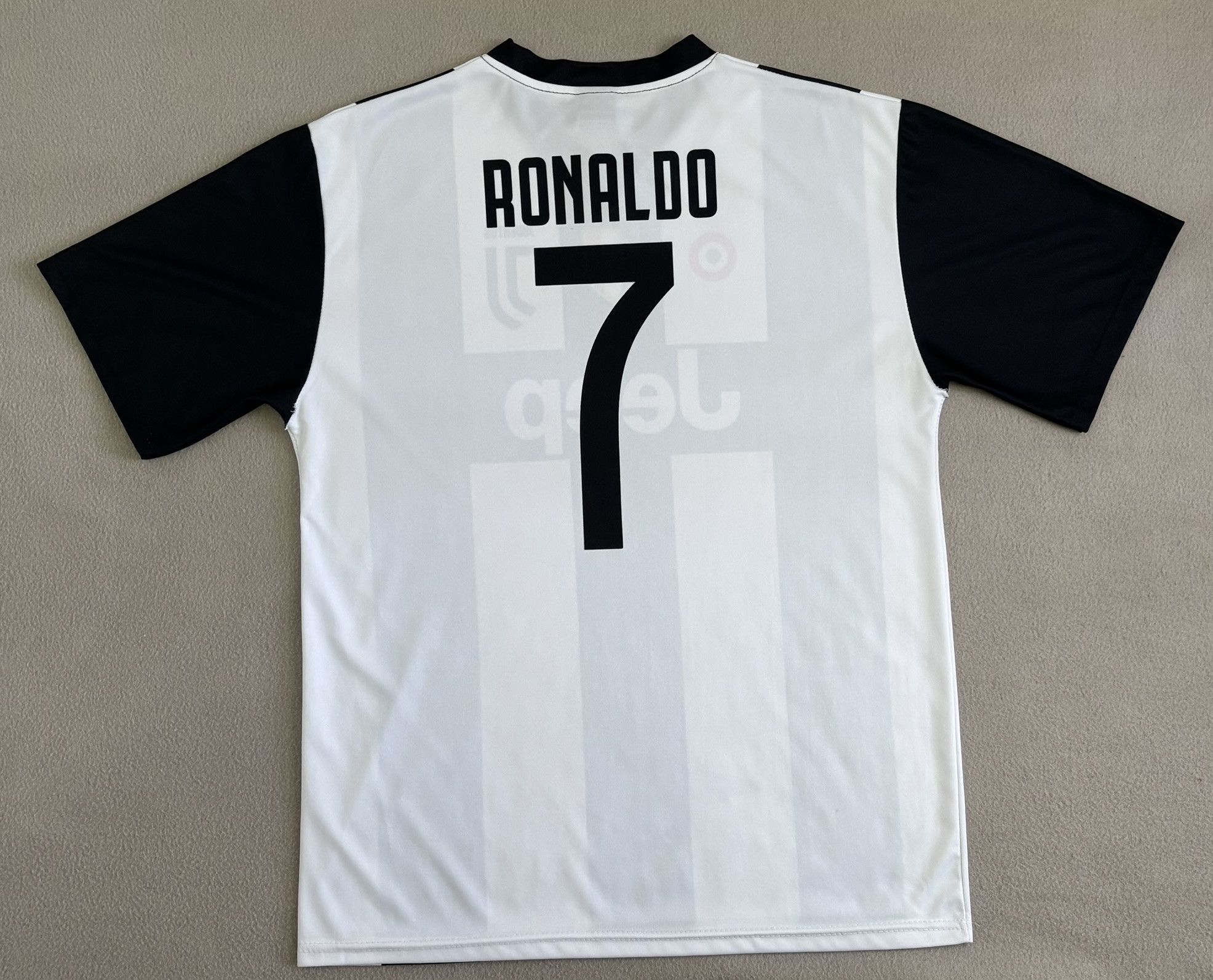 Other Juventus 2018-2019 Ronaldo #7 Football Jersey Size XL Size US XL / EU 56 / 4 - 10 Thumbnail