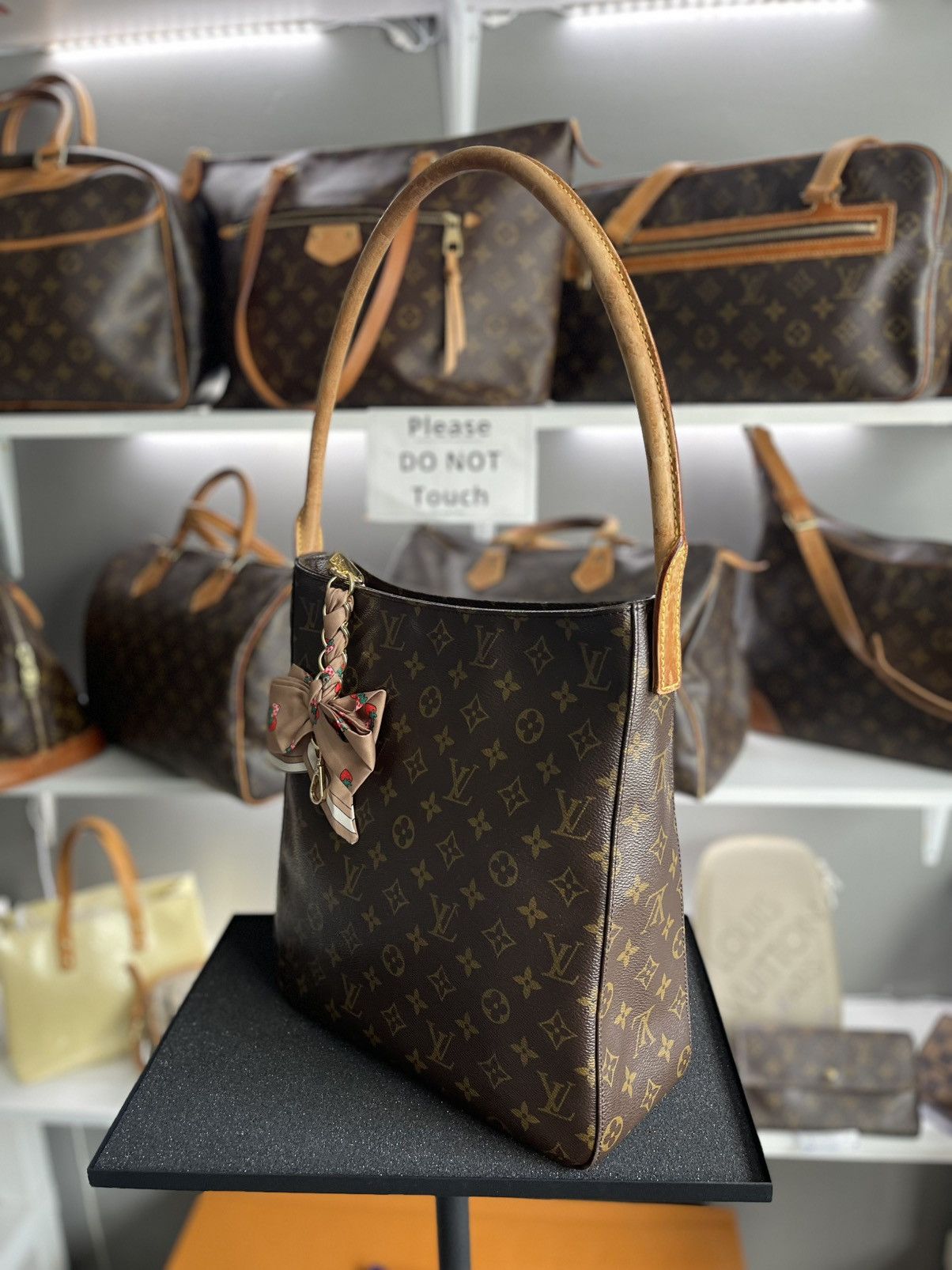 Louis Vuitton Louis Vuitton Looping Bag Size ONE SIZE - 4 Thumbnail