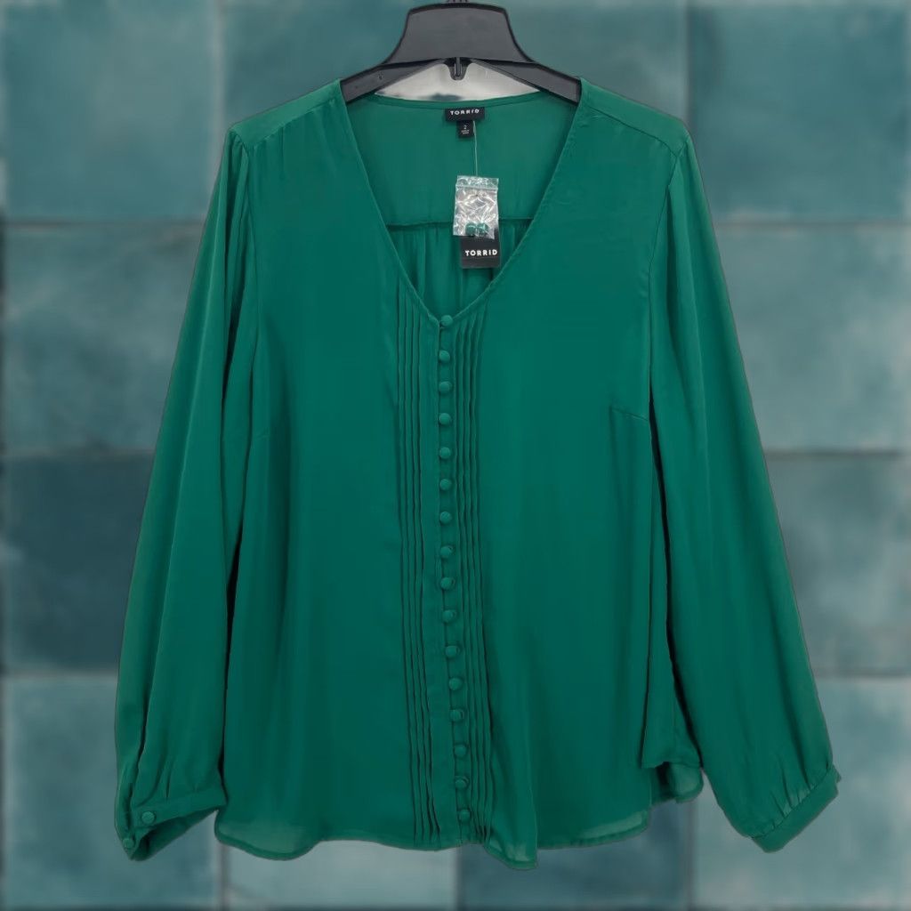 Torrid Torrid Blouse Shirt 2X Green Long Sleeve Button Front Boho Pintuck NWT Feminine V-Neck Relaxed Blouse Women Size XXL / US 16-18 / IT 52-54 - 1 Thumbnail